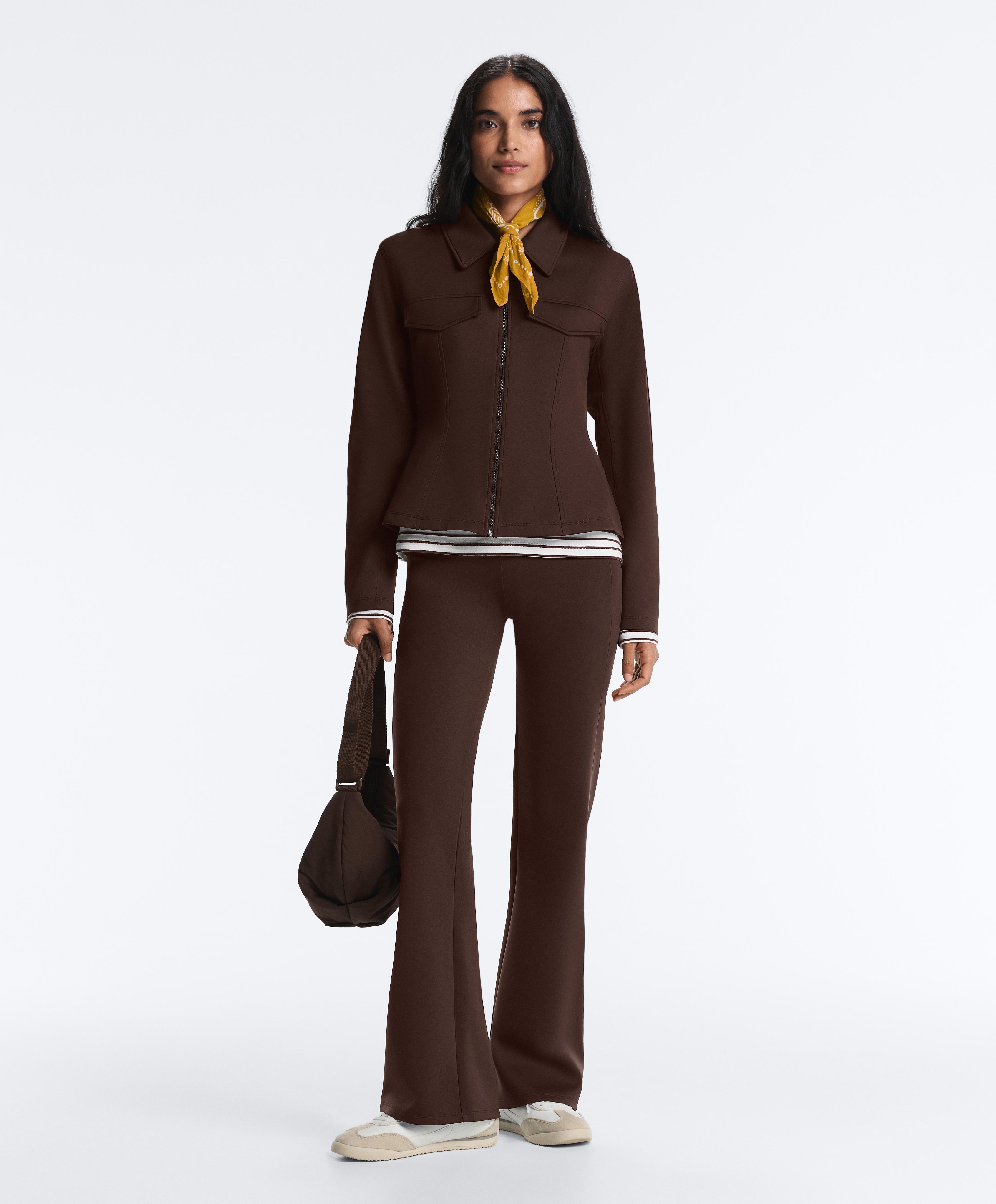 Neopreno efekto švarkas su siūlėmis Neopreno efekto švarkas su siūlėmis