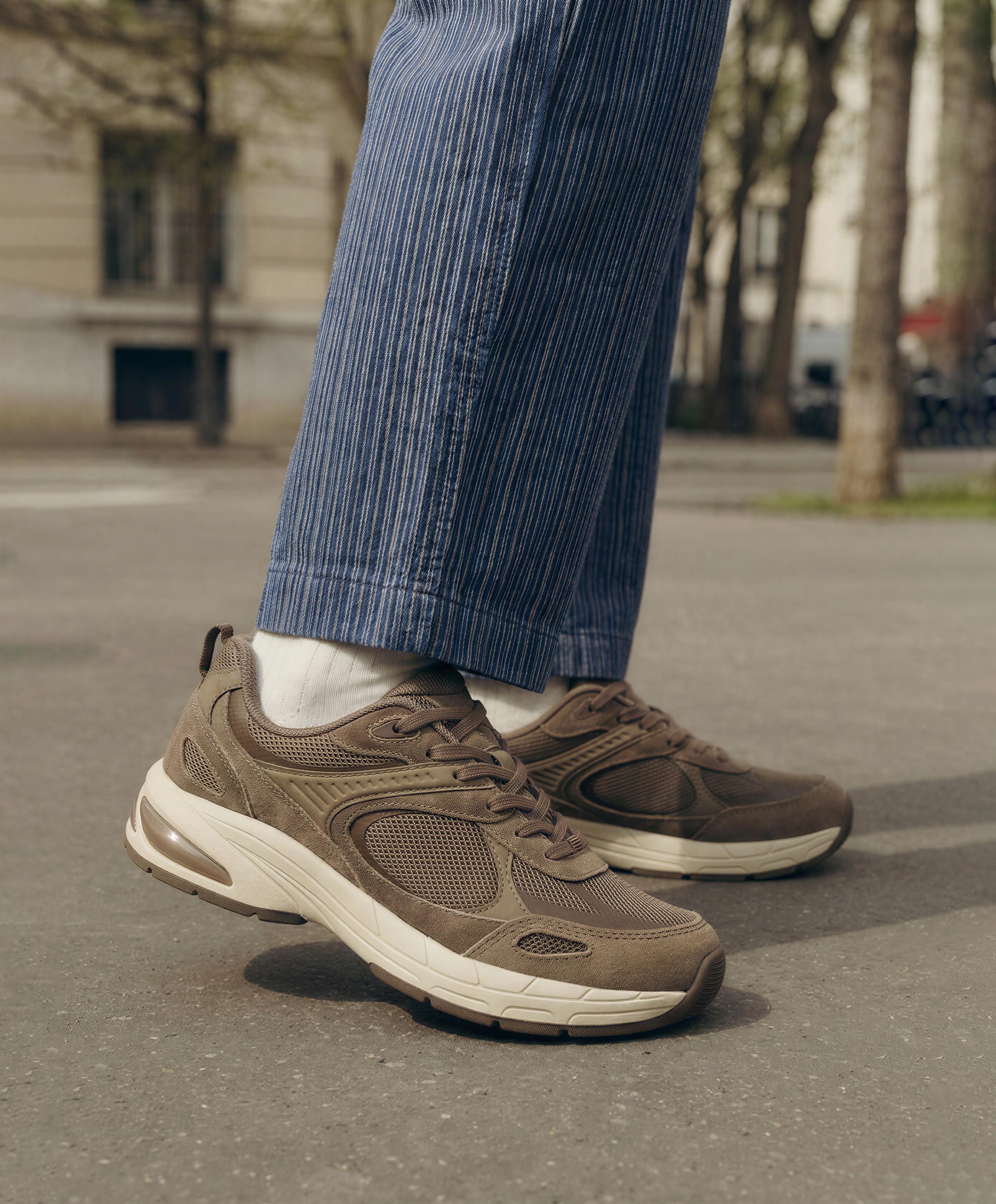 Running-style trainers — BROWN