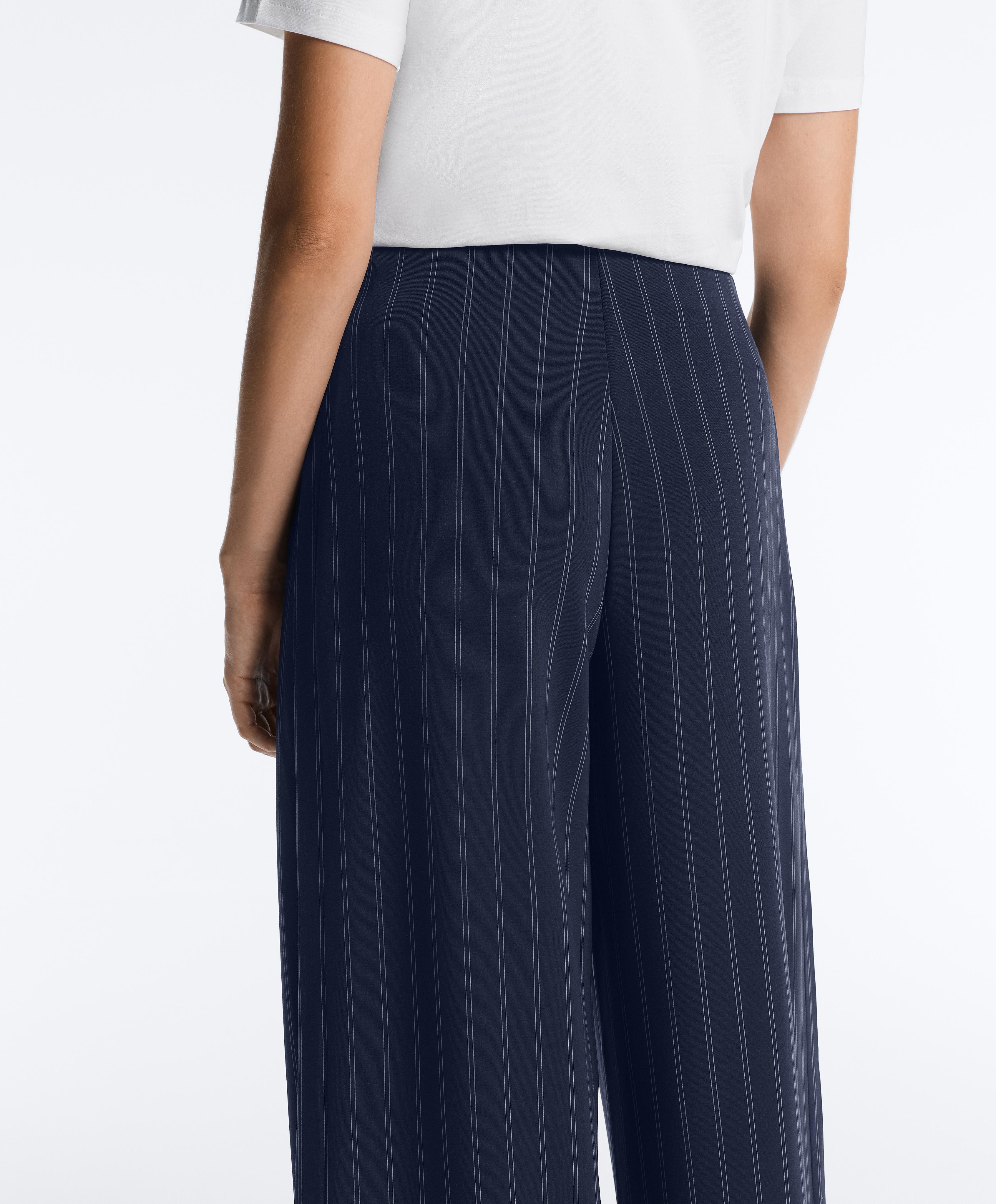 Pantalón ancho pliegue lateral con modal tacto suave