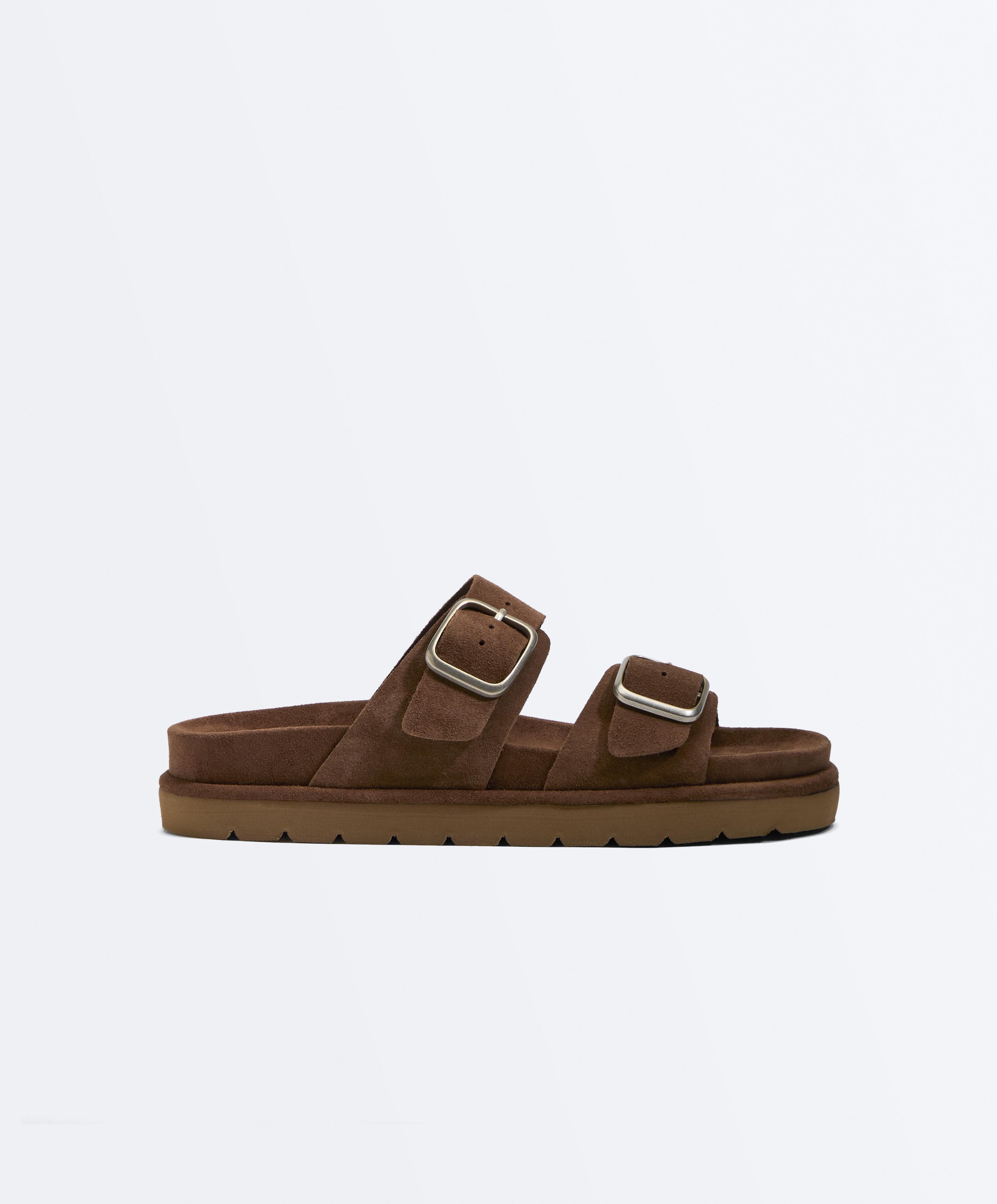 Sandalo con fibbia e zeppa Sandalo con fibbia e zeppa