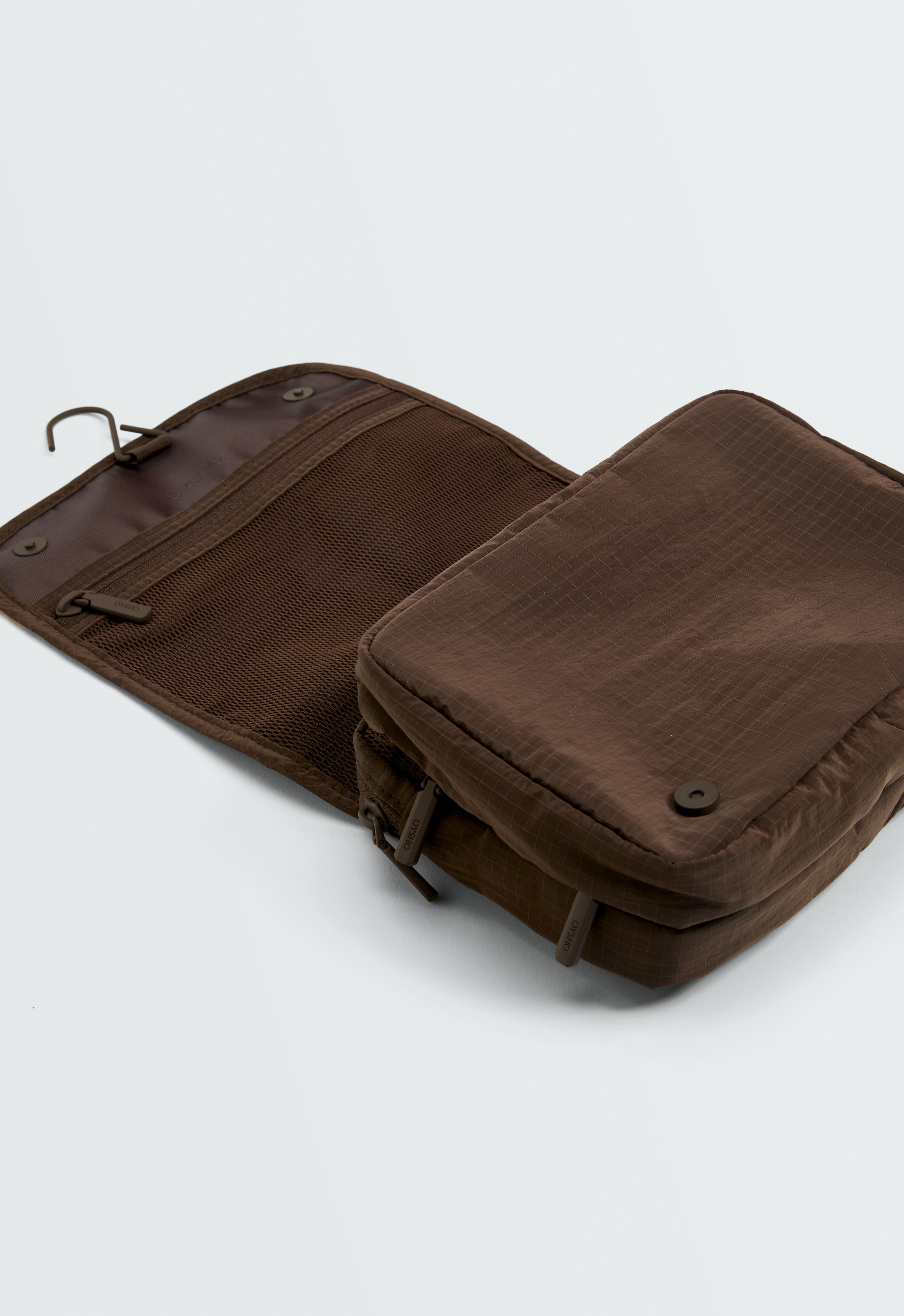 Hanging wash bag — BROWN