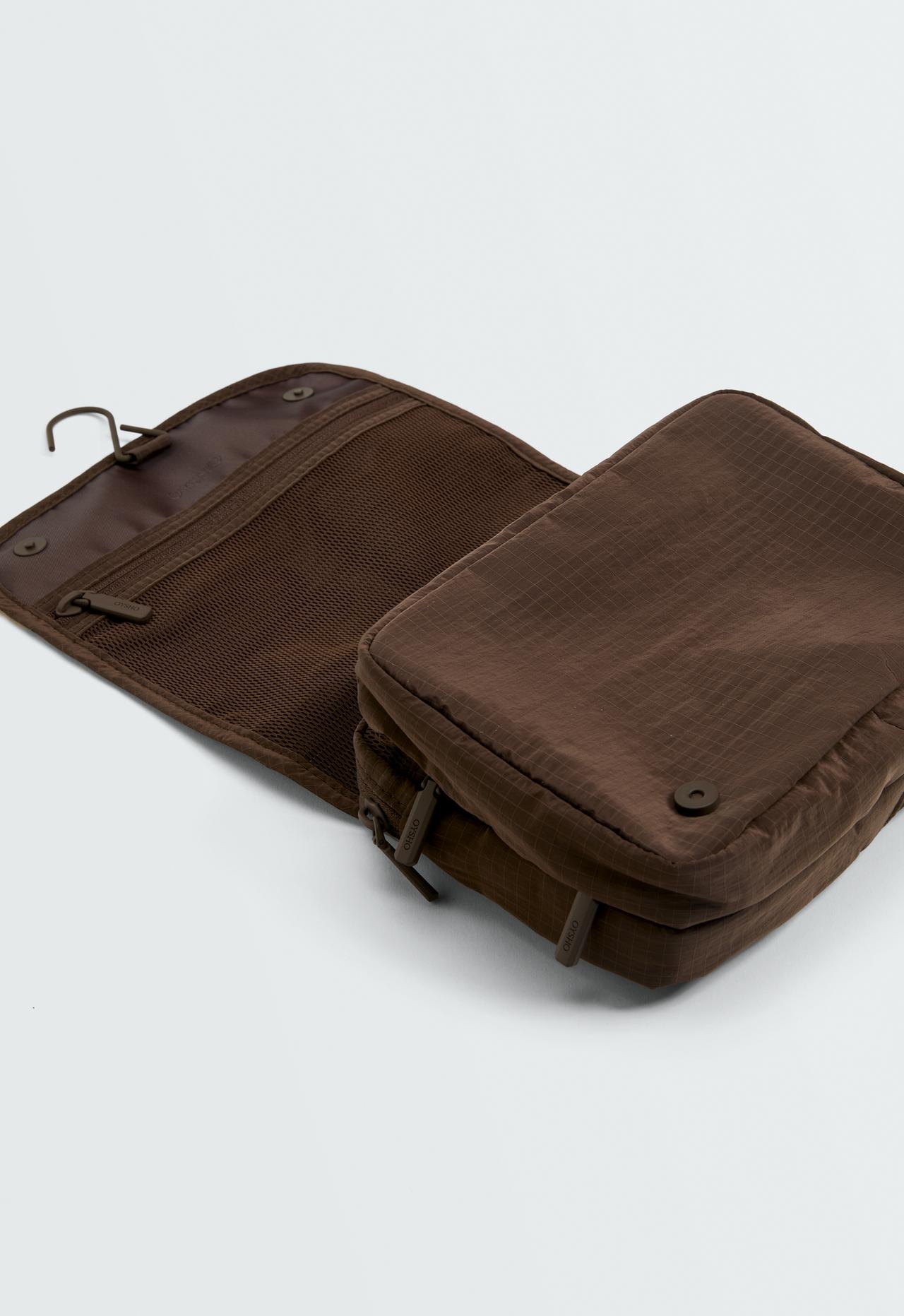 Hanging wash bag — BROWN