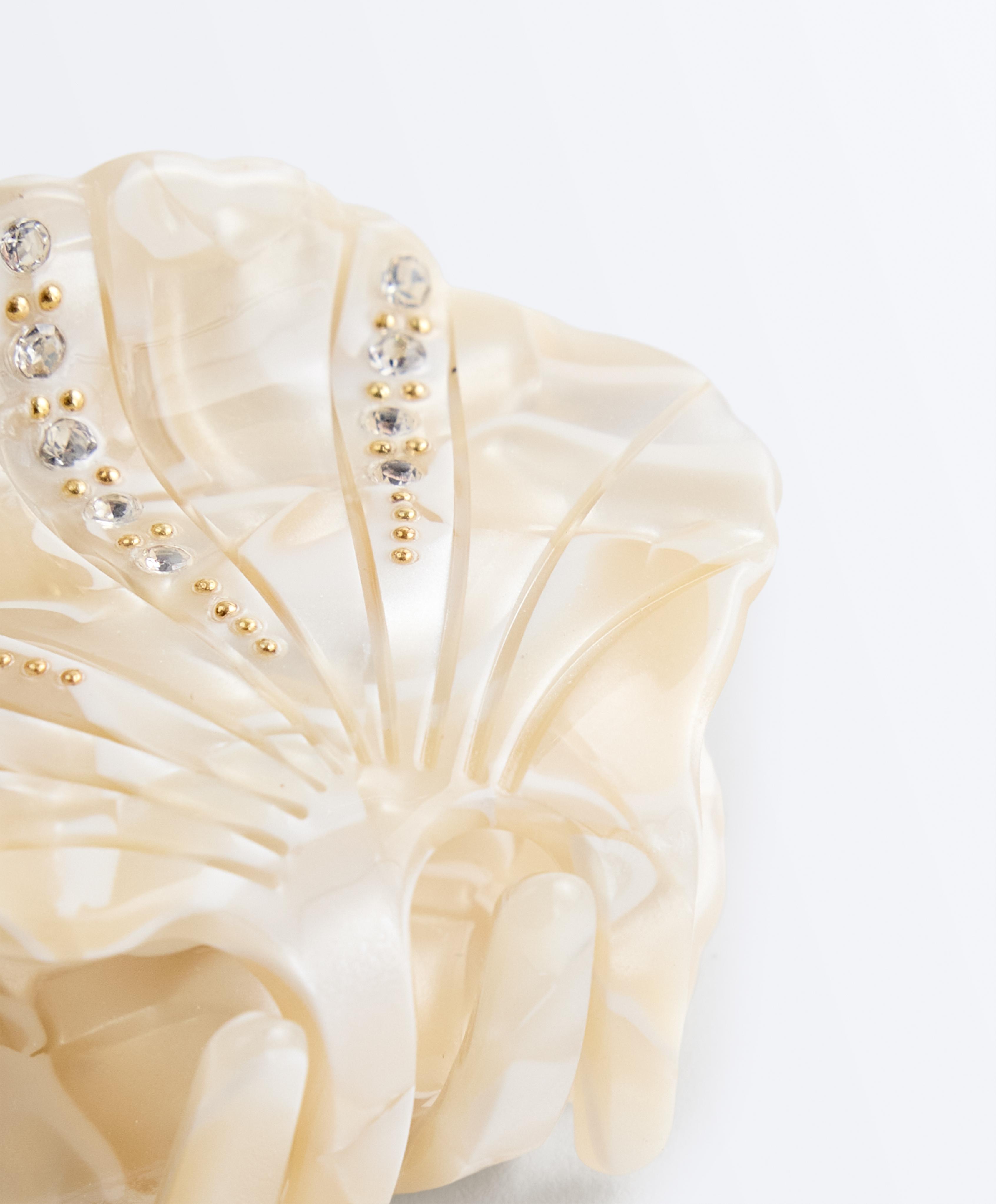 Small shell hair clip — SAND