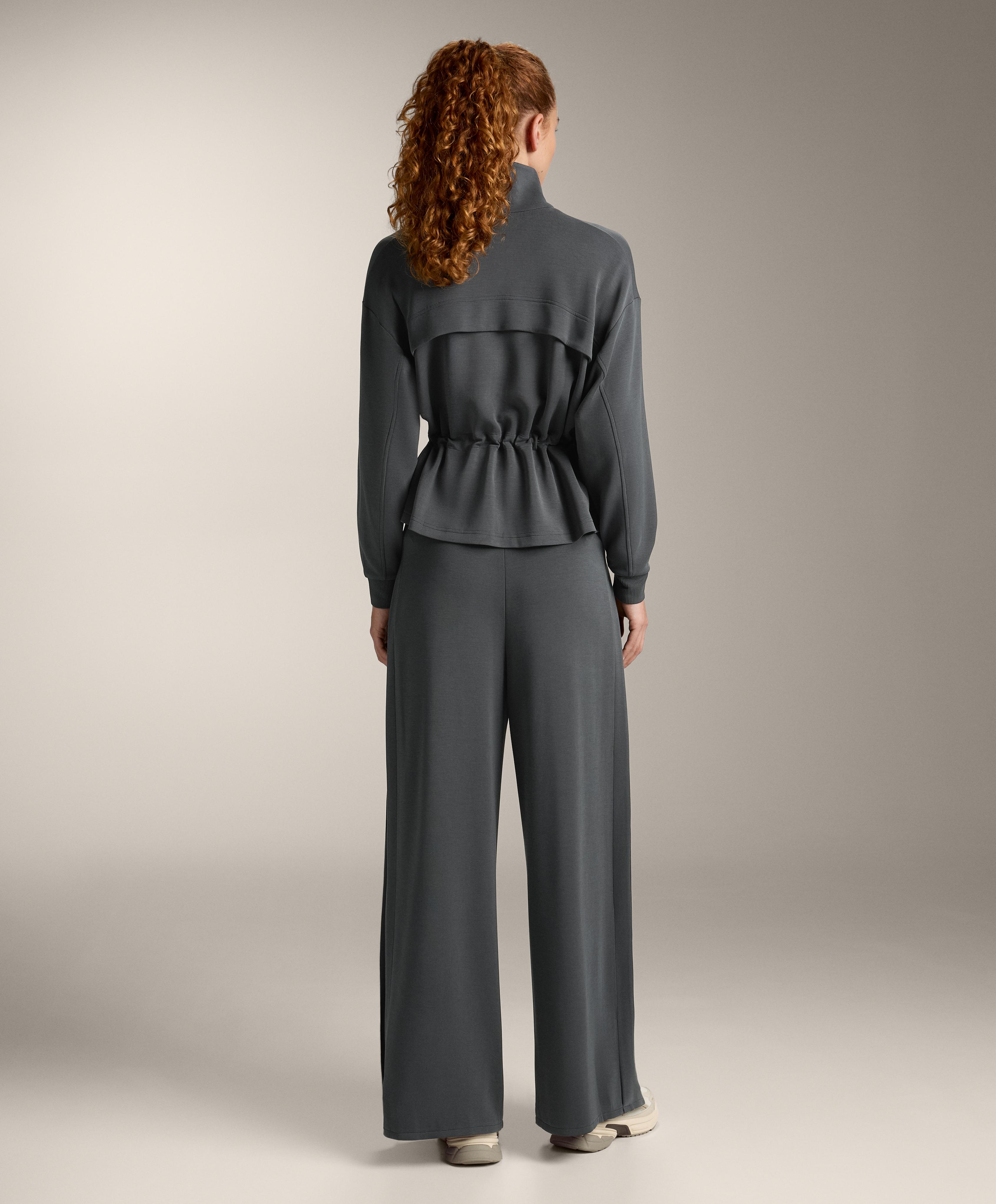Total look wide with side pleat and soft-touch modal asphalt
