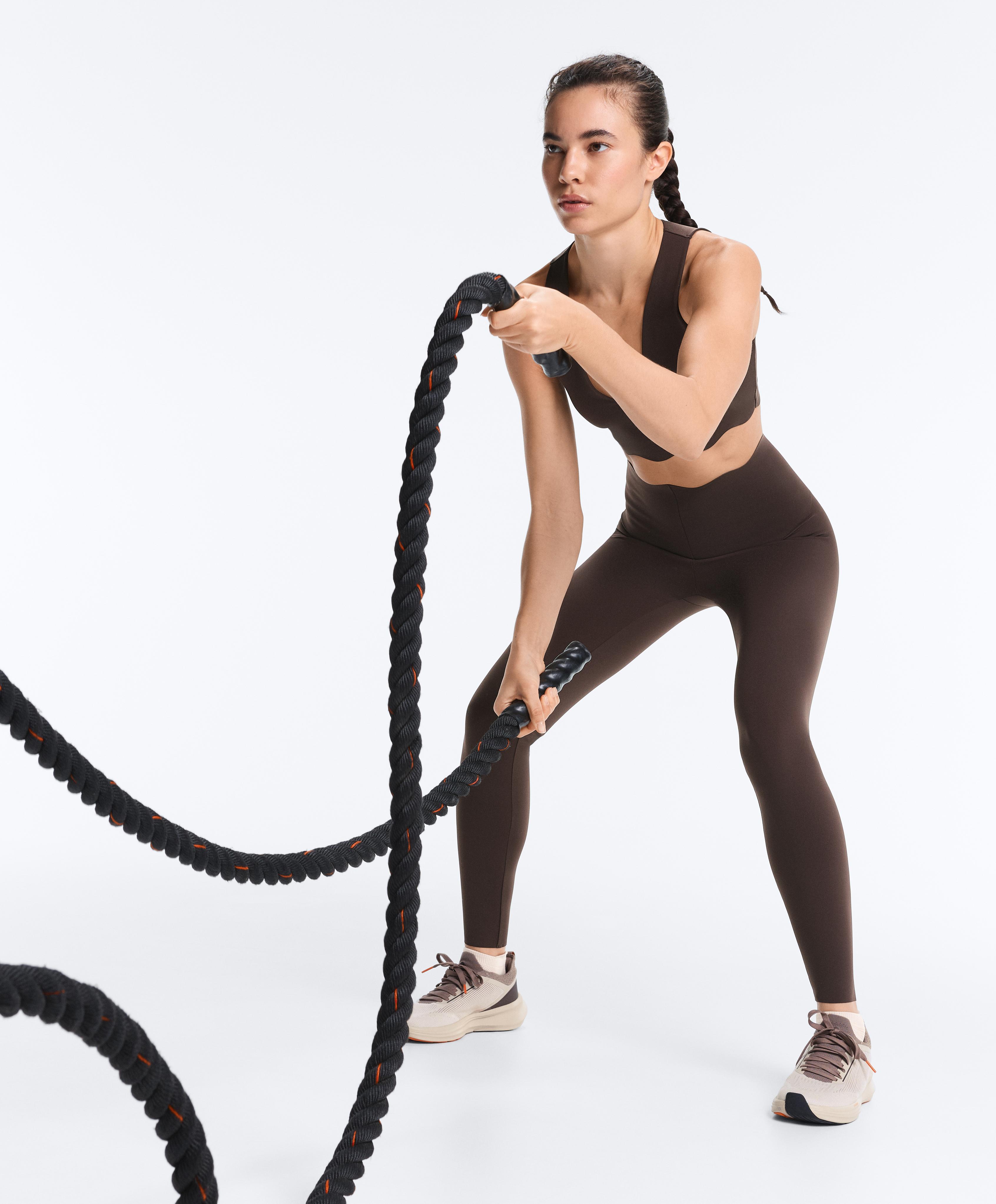 Wavy medium-support compressive sports bra — DARK REDDISH‑BROWN