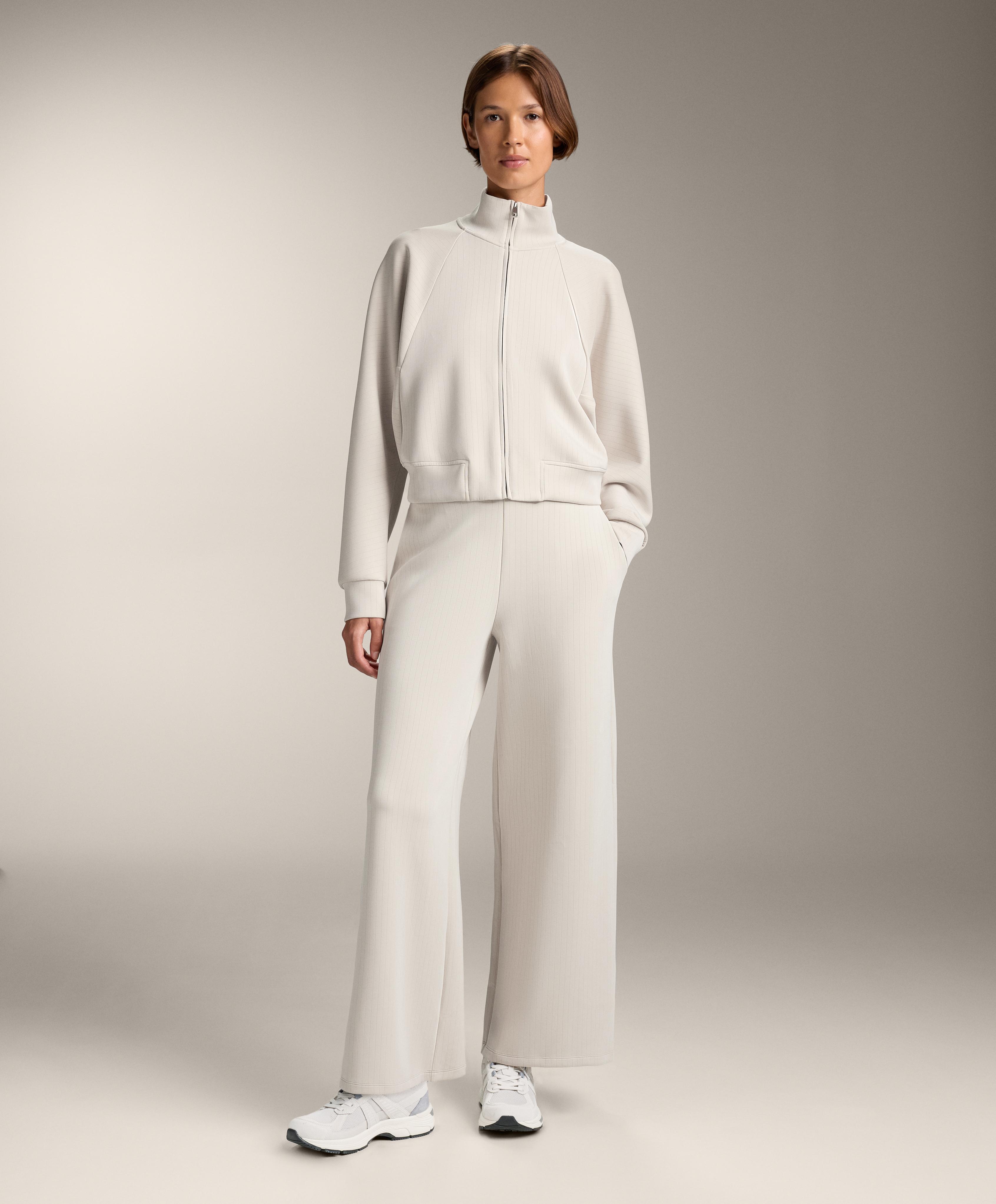 Total look recto rayas con modal crudo