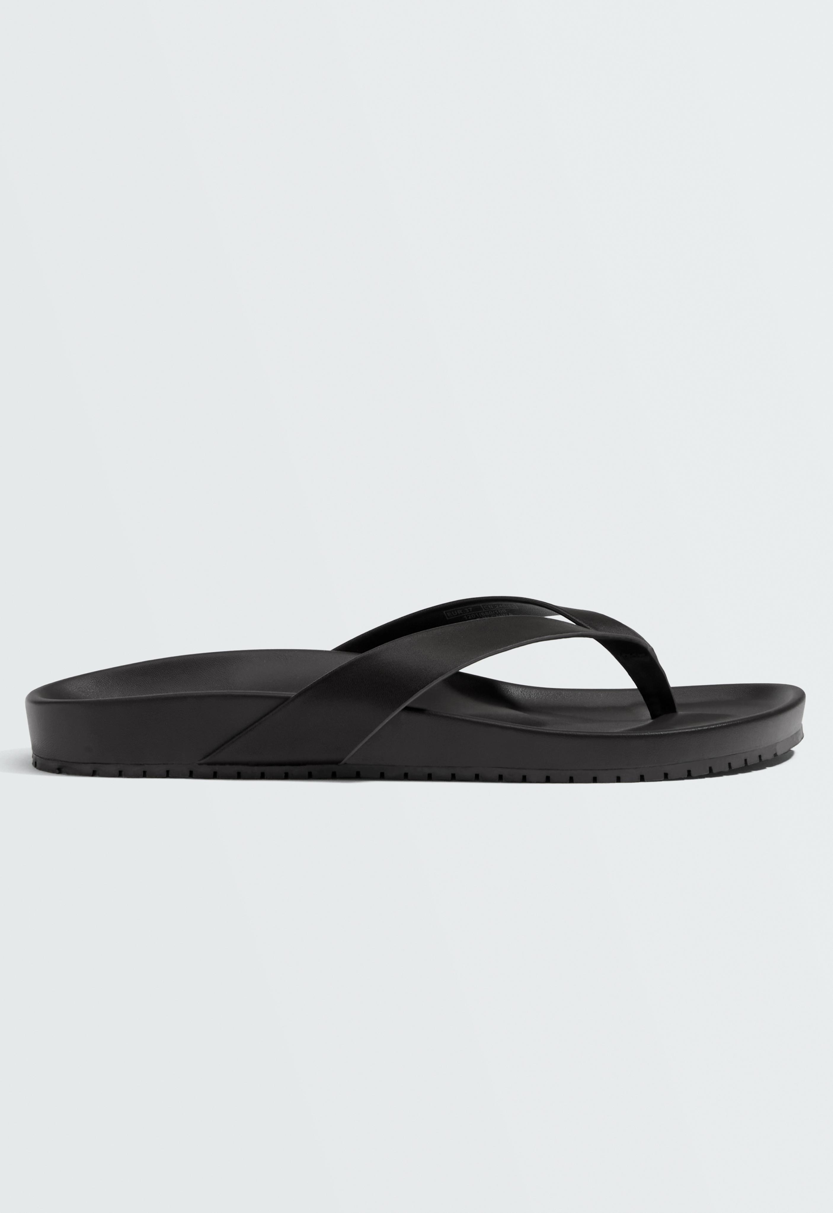 Strappy flat sandal — BLACK