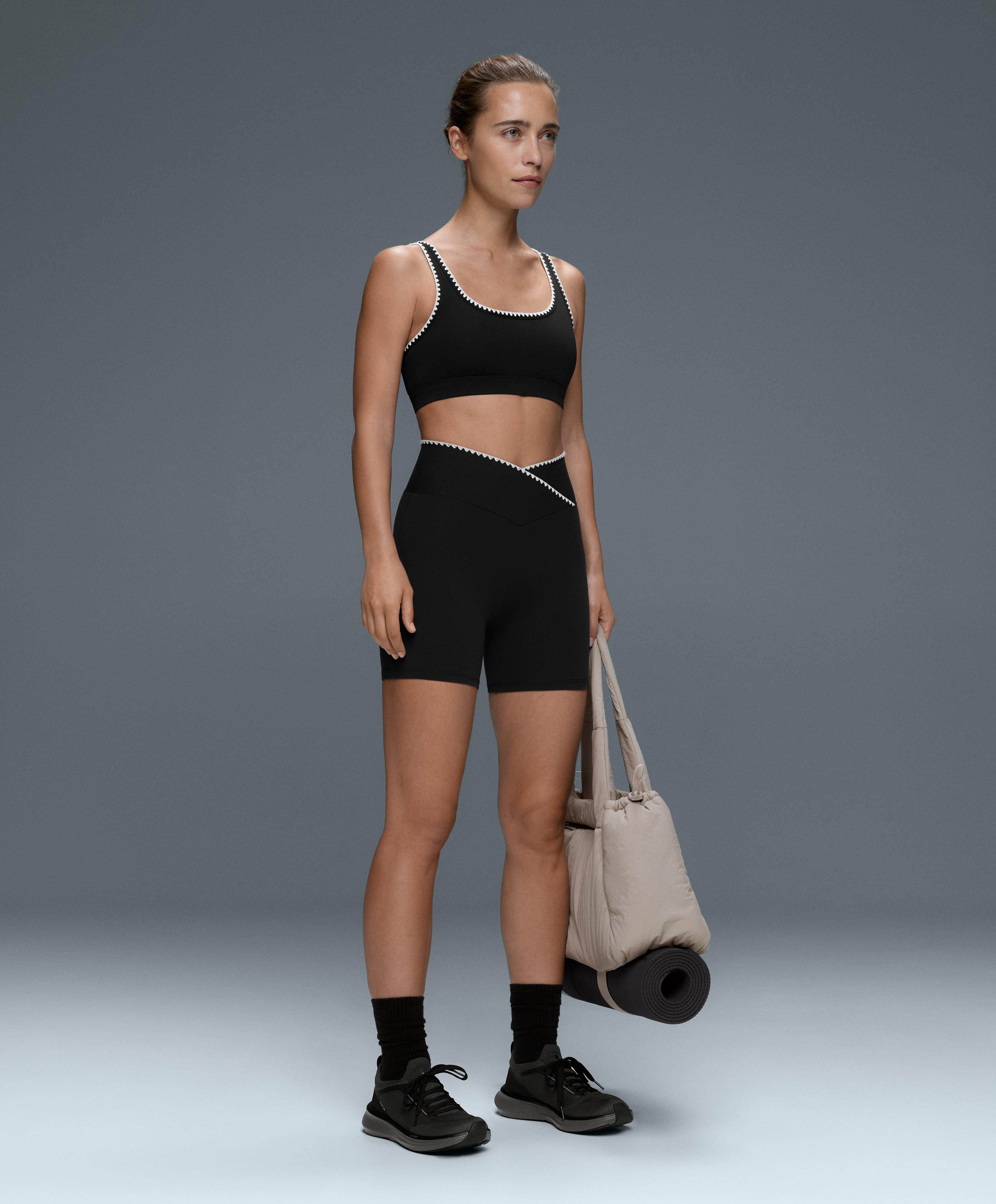 Medium-support Comfortlux sports bra with contrast seams — BLACK