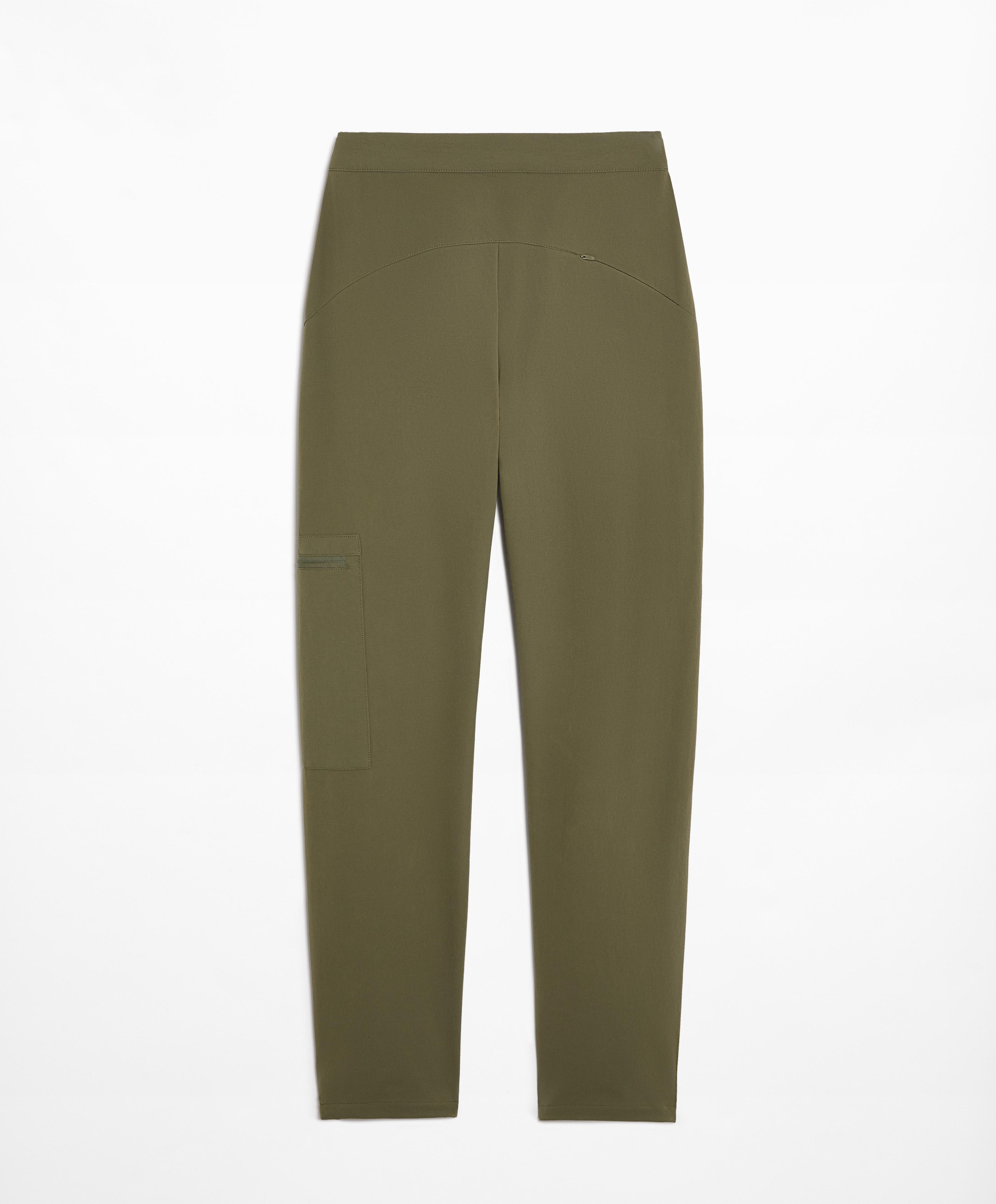 Water-repellent technical trousers with pockets