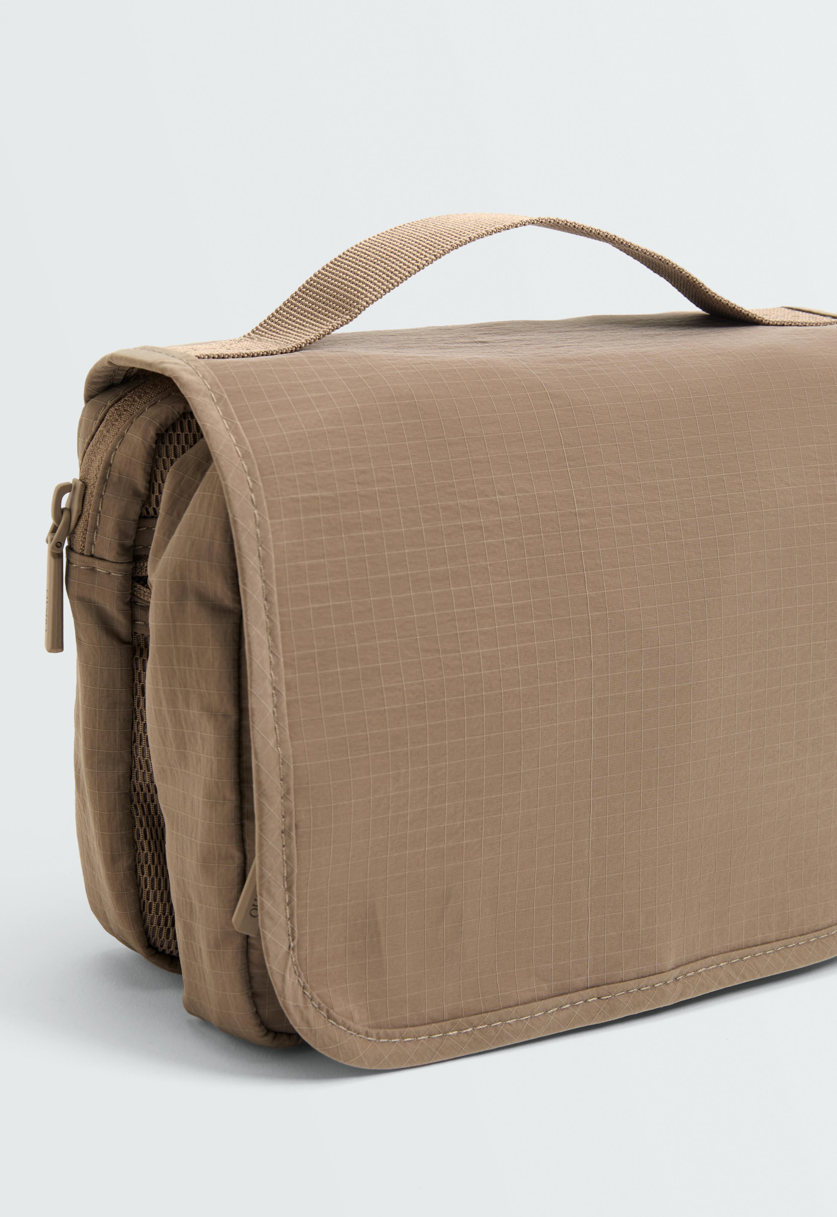 Hanging wash bag — CAMEL