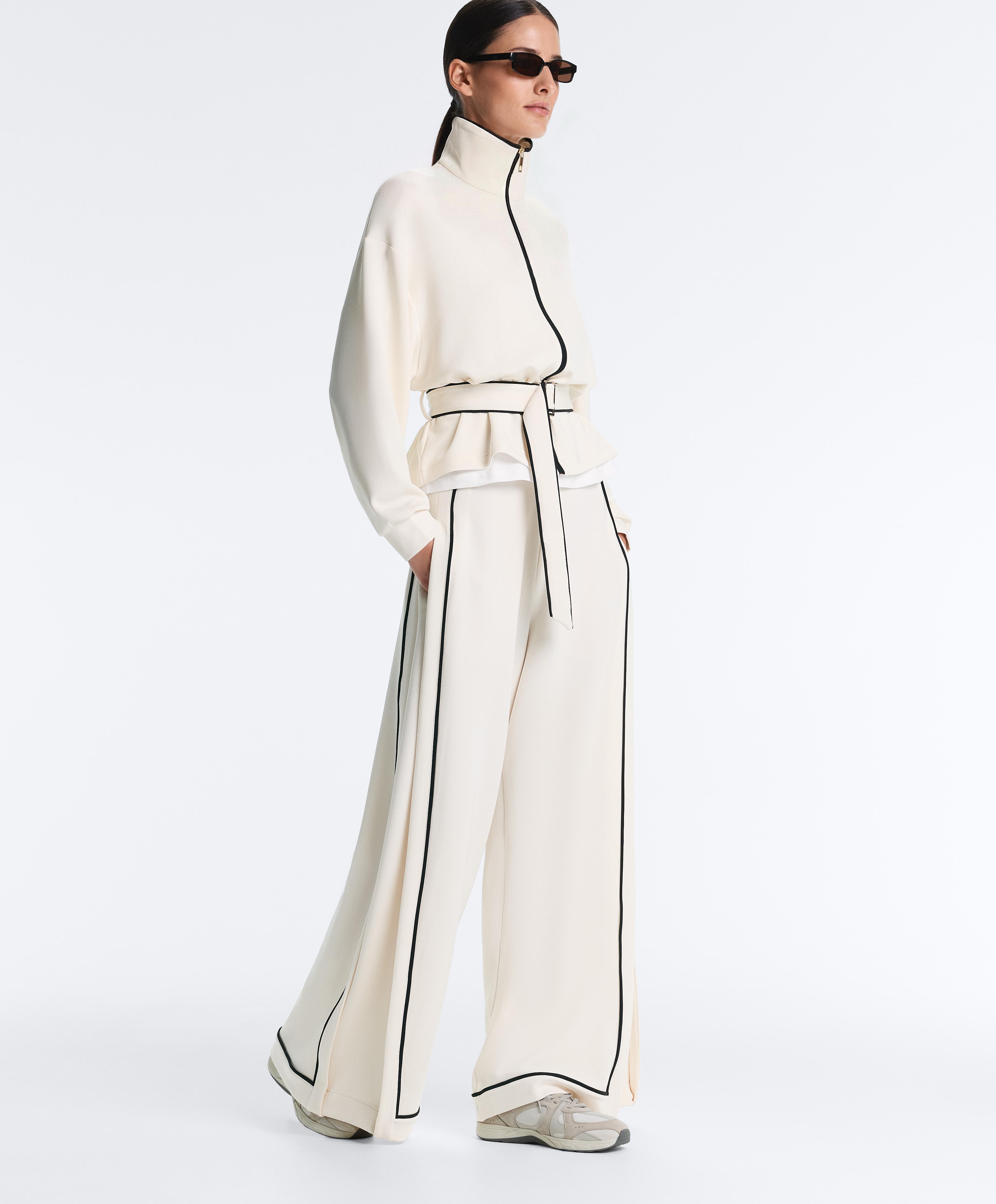 Piping jacket with soft-touch modal Piping jacket with soft-touch modal