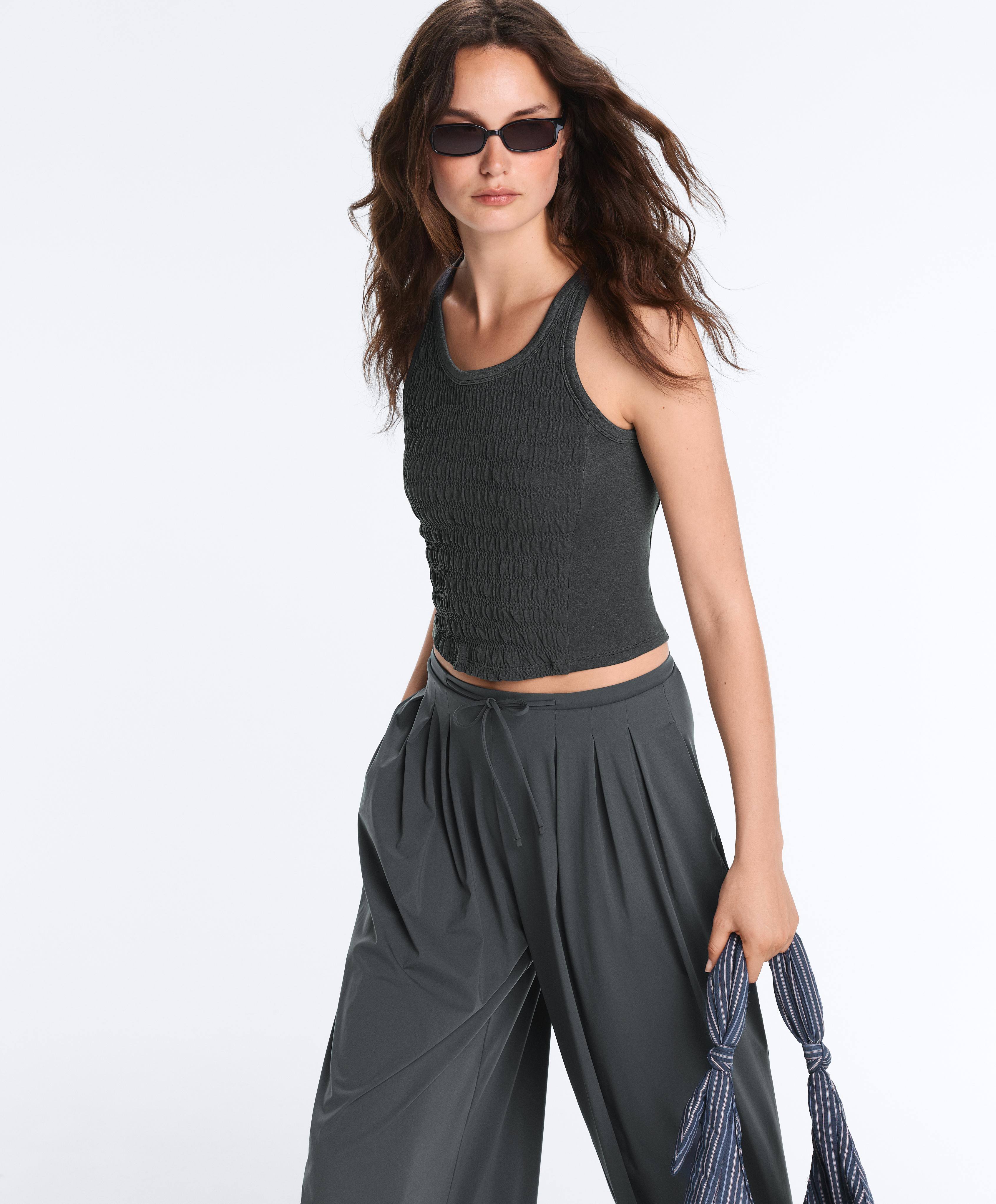 Seamless sleeveless smocked T-shirt — STEEL GREY