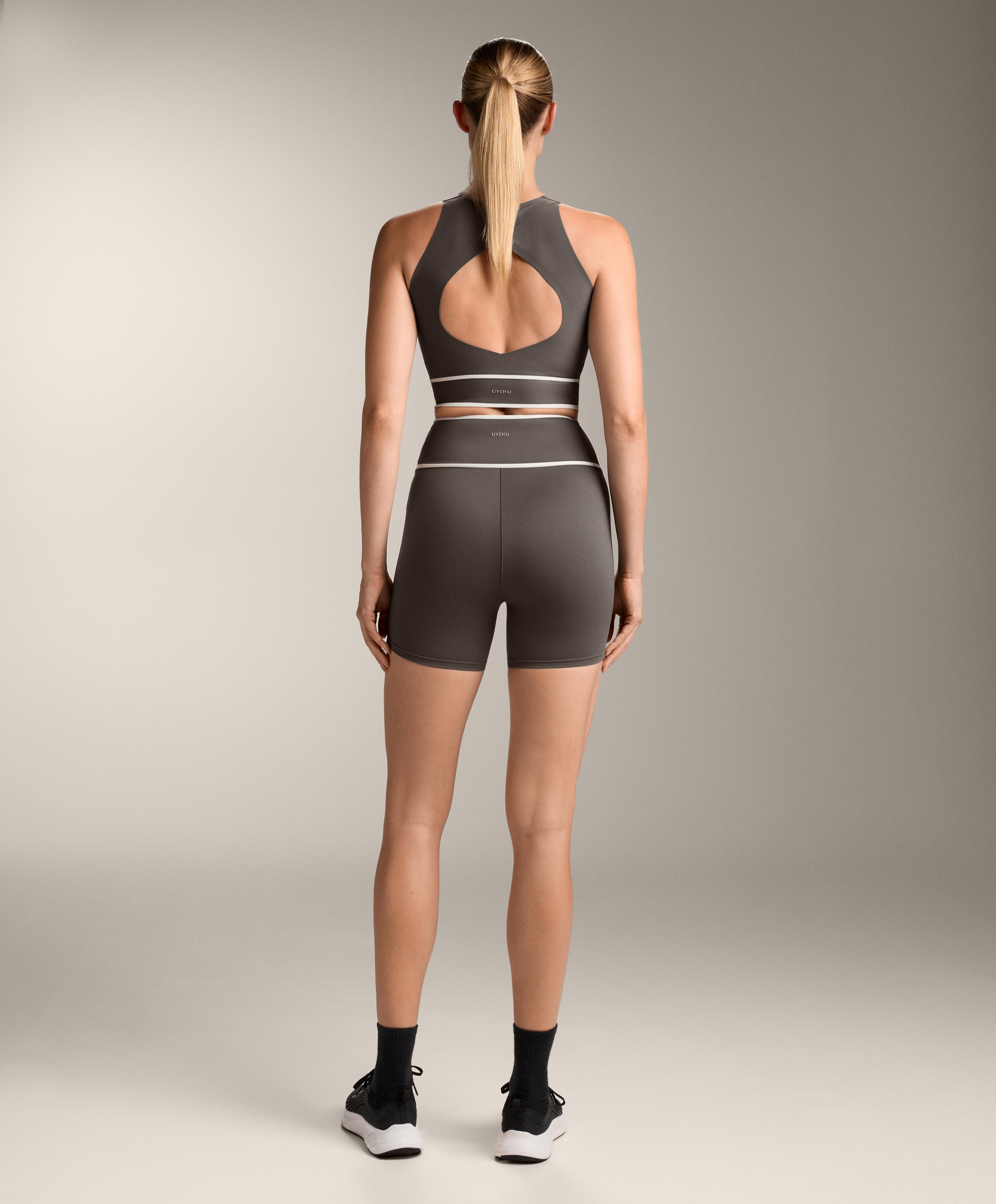 إطلالة كاملة رمادية تكيف مثالي هوت شورت