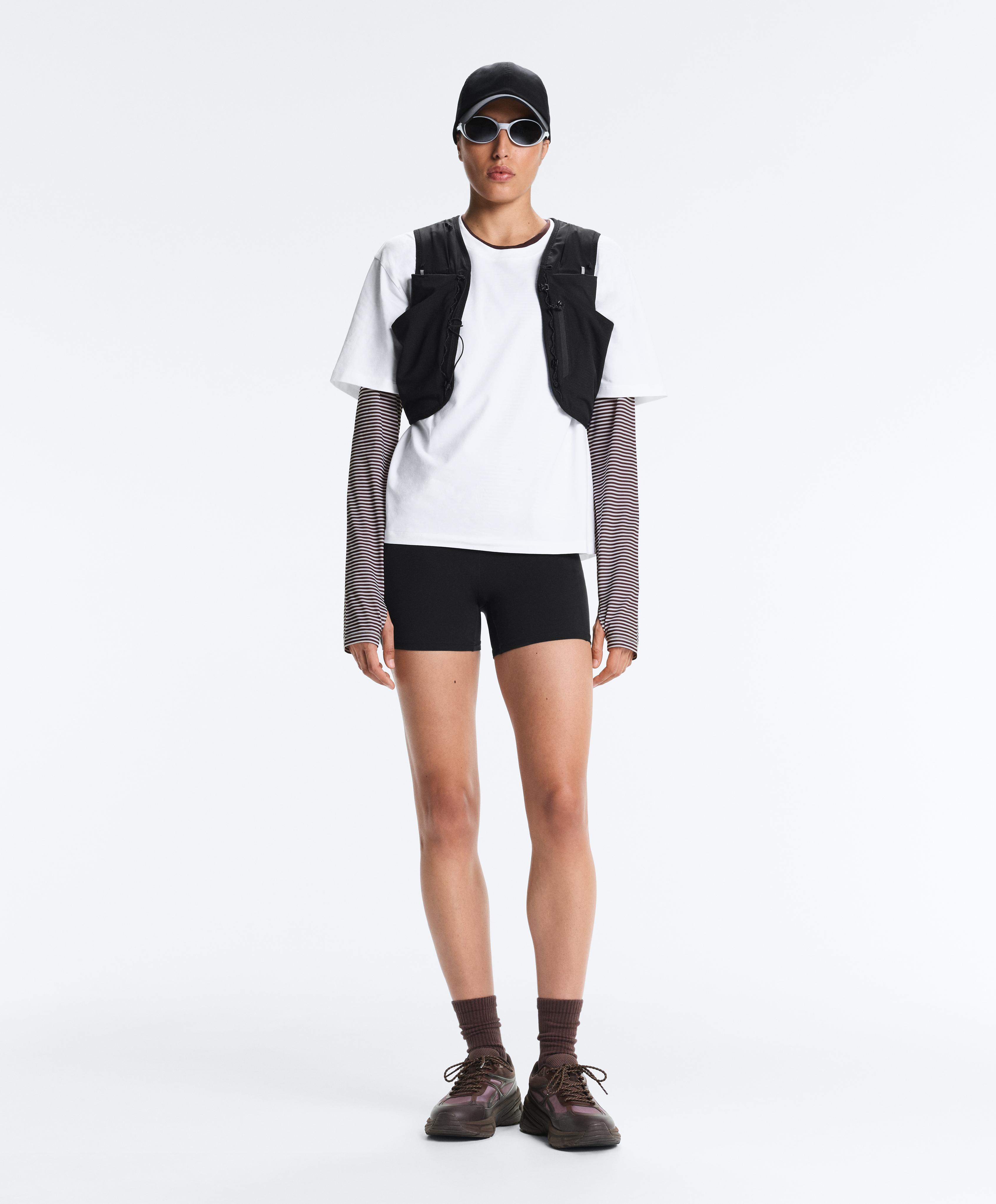 Compressive high-rise pocket 10cm hot pants — BLACK