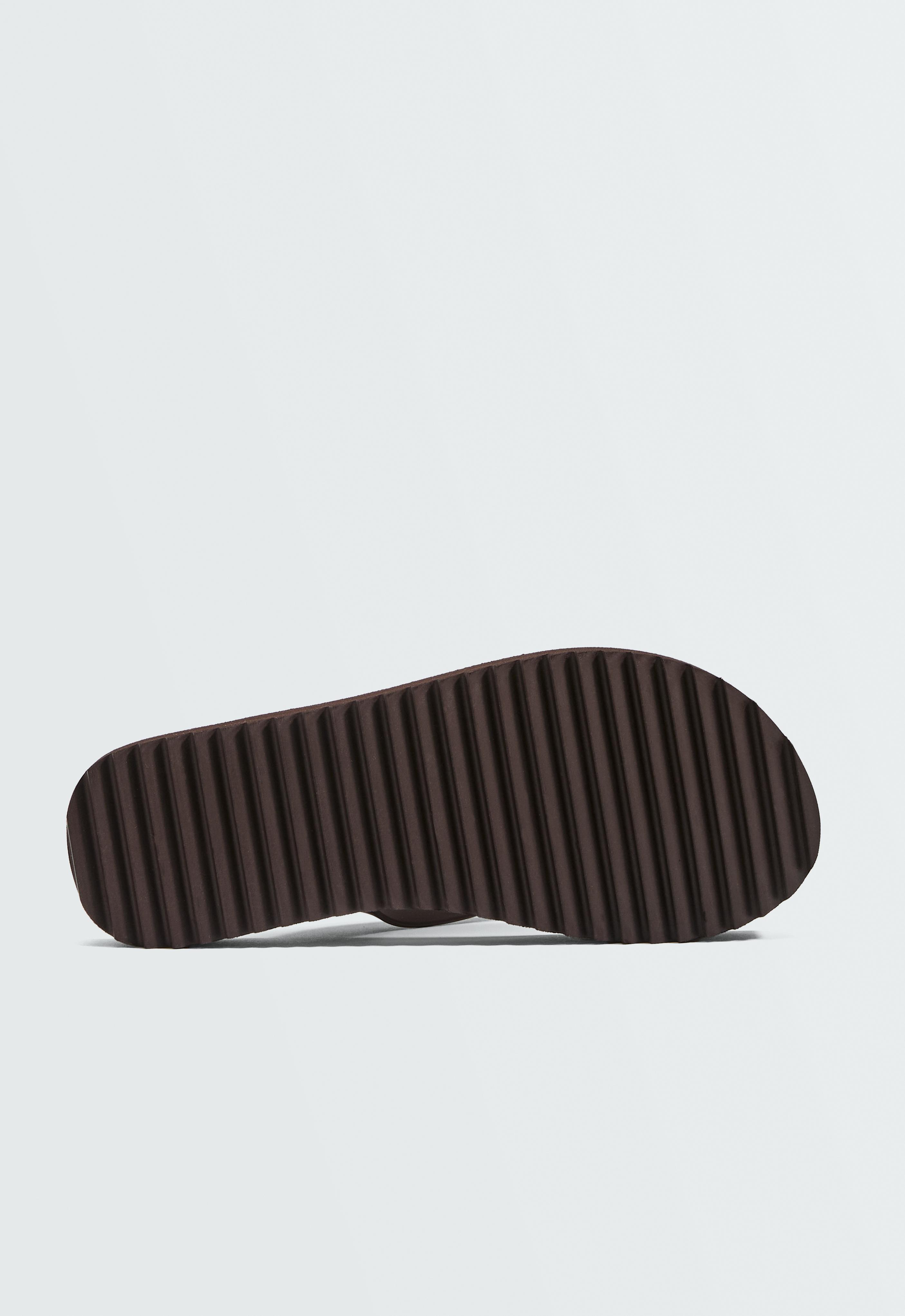 Textured platform beach sandals — BROWN