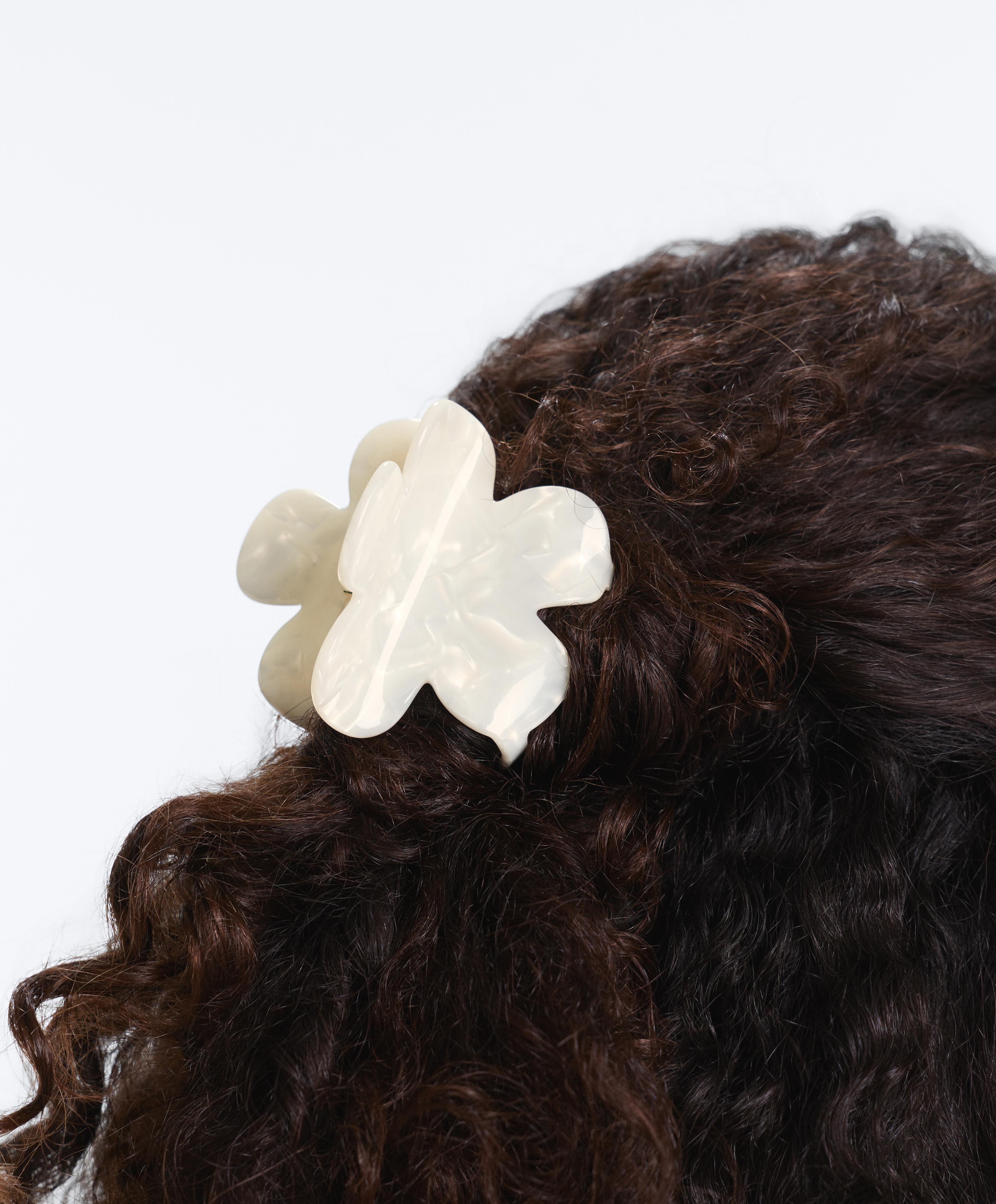 Petite pince à cheveux fleur effet léopard Petite pince à cheveux fleur effet léopard