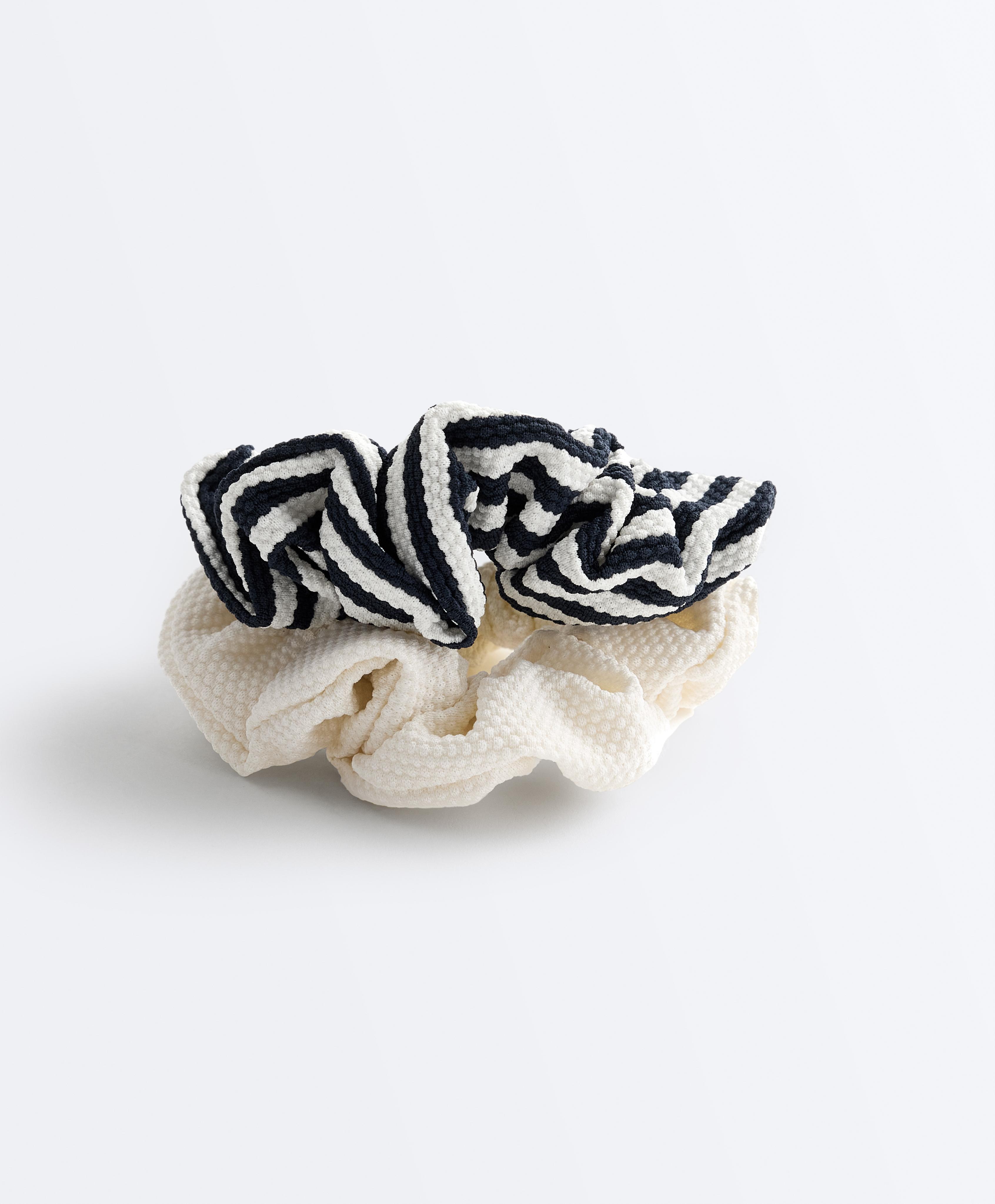 2 velike gumice s konstrukcijom 2 velike gumice s konstrukcijom