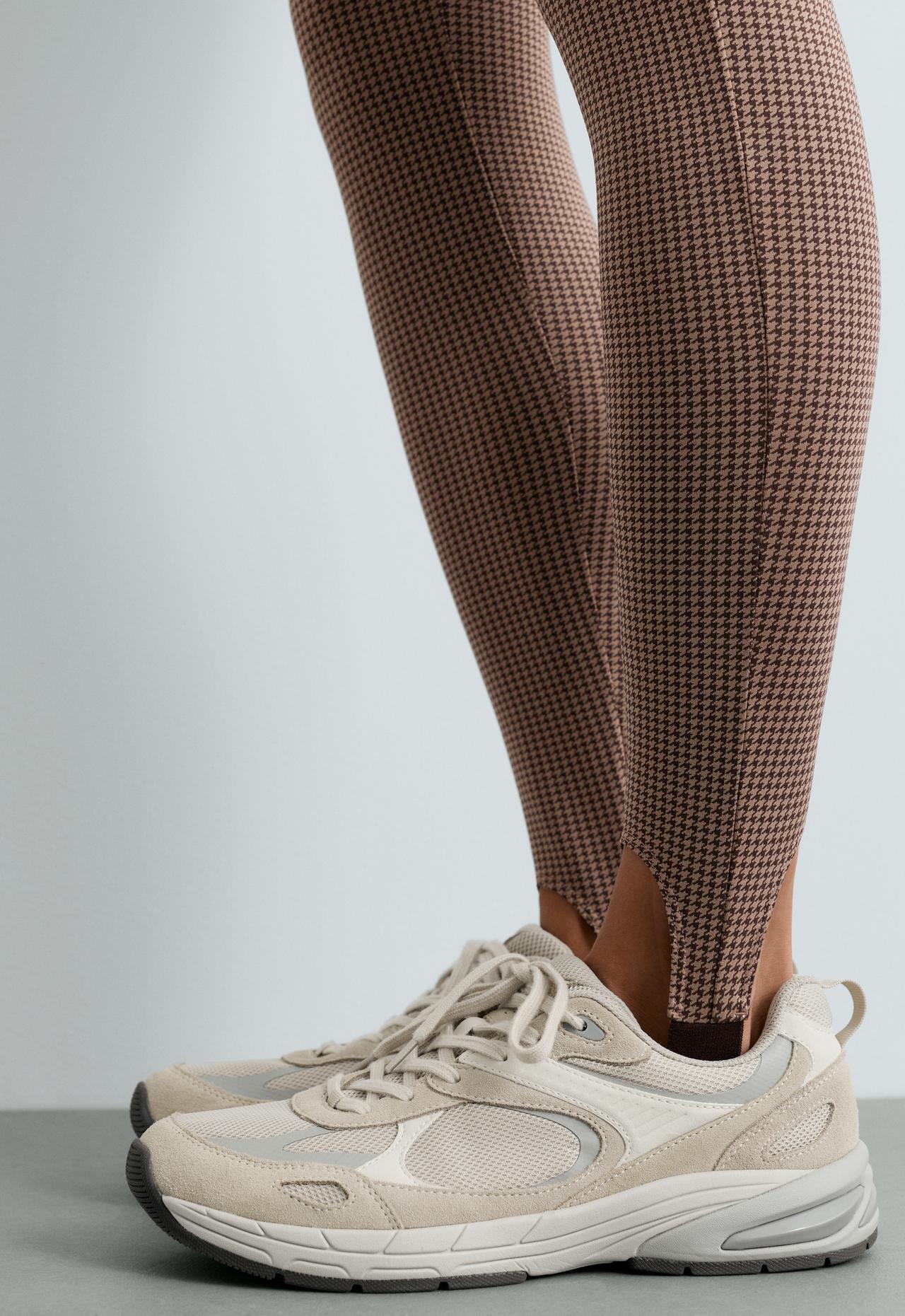 Ankle-length high rise 65cm stirrup houndstooth leggings — MID-CAMEL