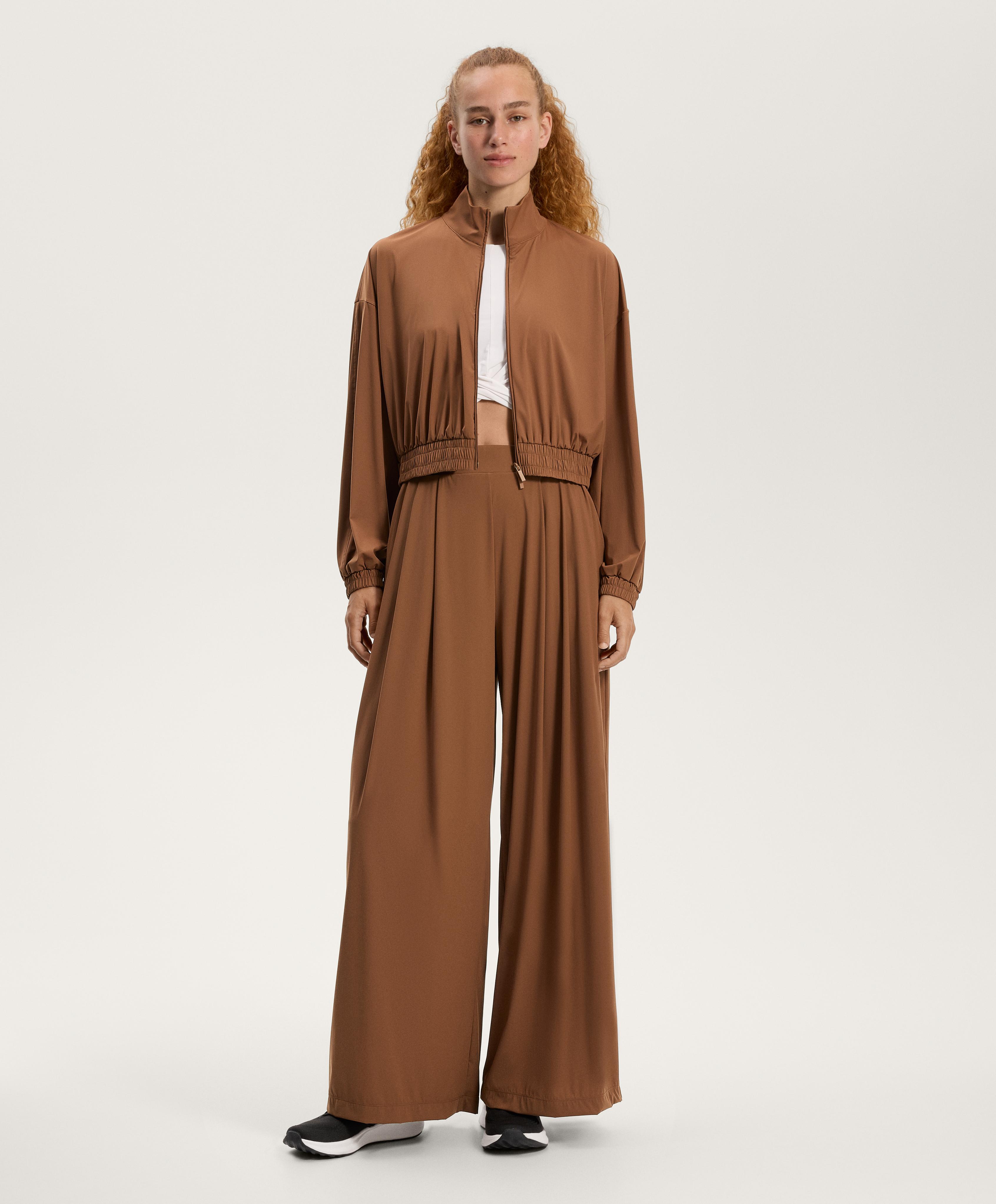 Total look light touch pantalón wide leg marrón