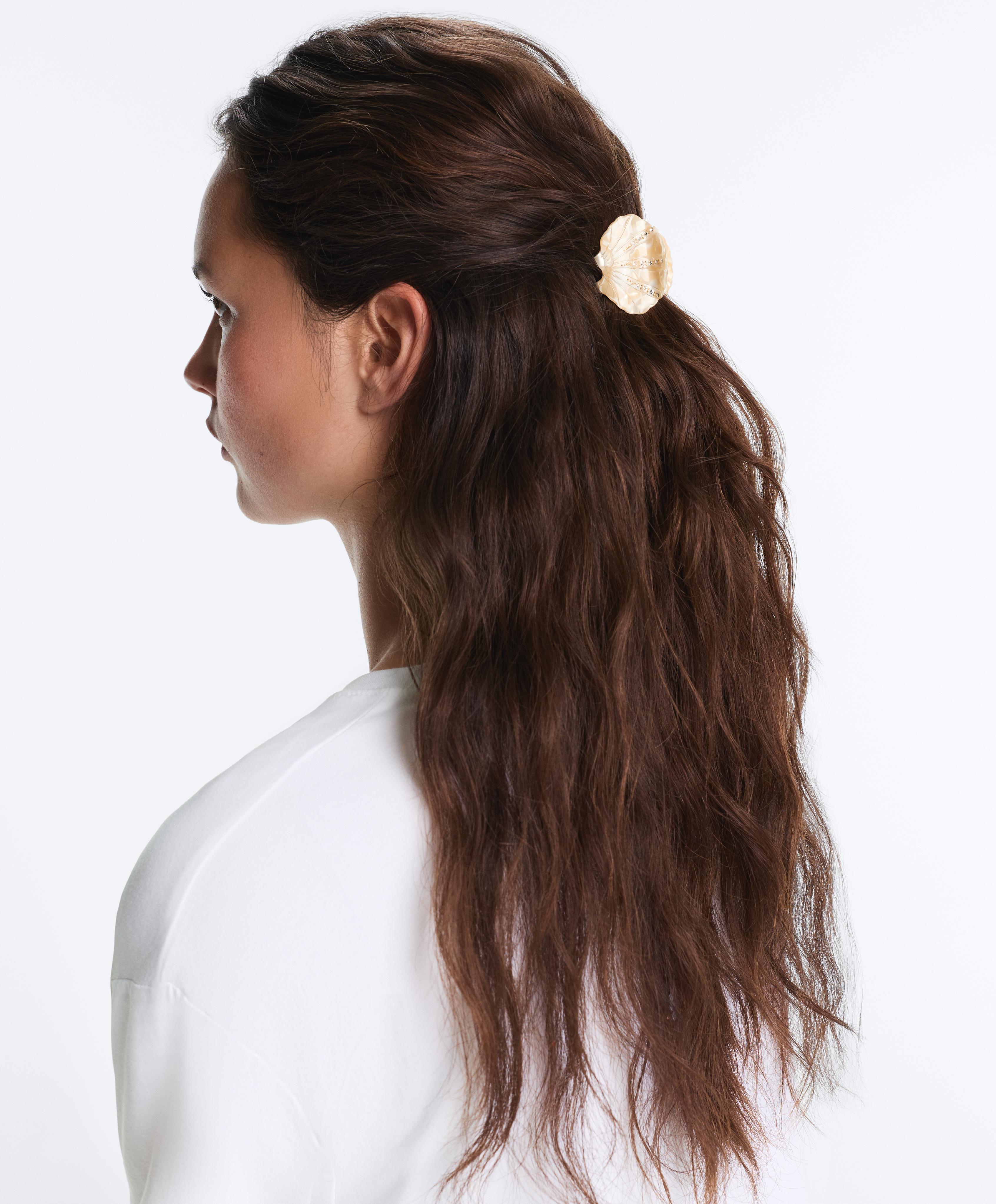Small shell hair clip — SAND