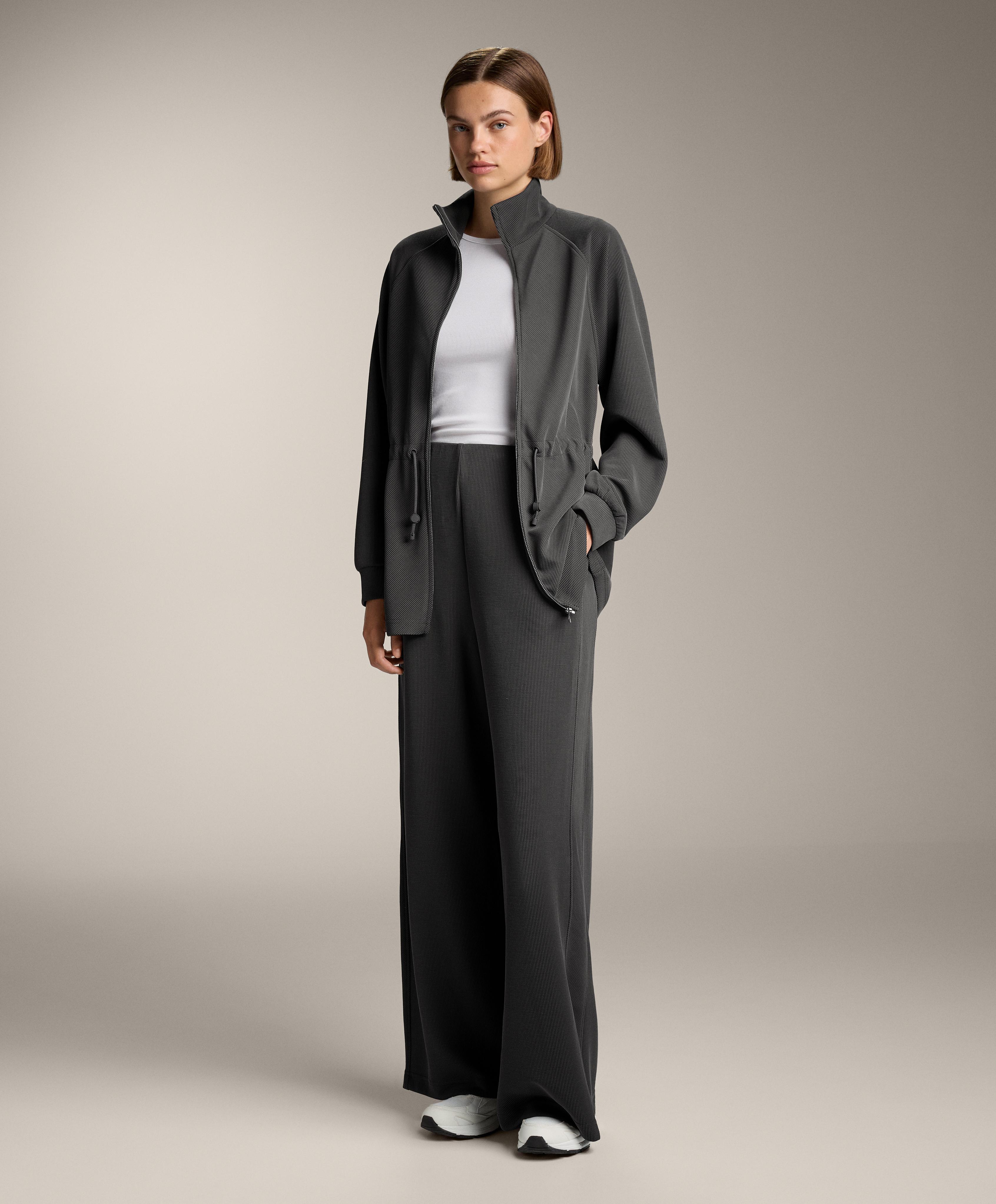 Длинная куртка в рубчик с регулируемым поясом из модала - Распродажа