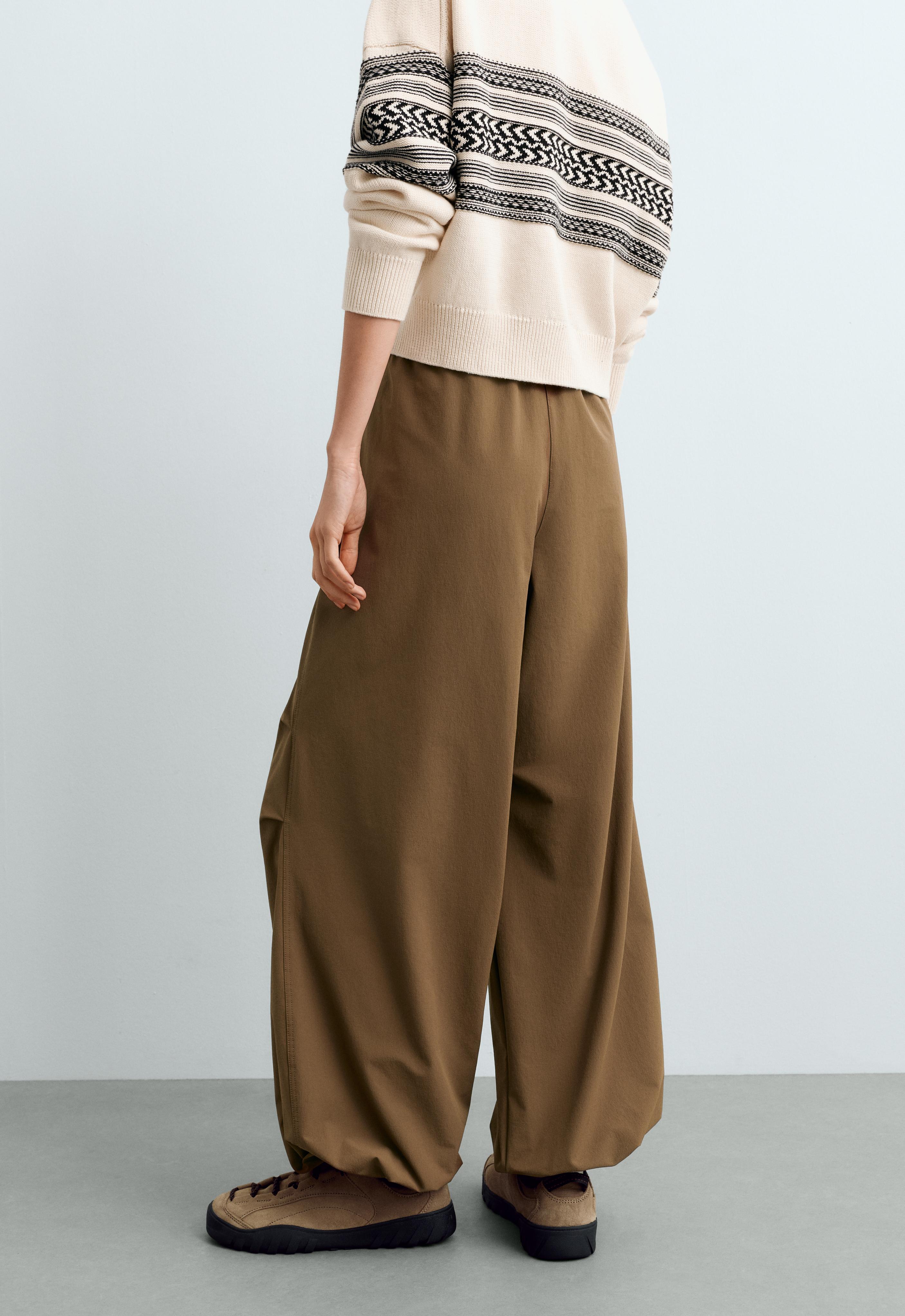 Weite, lange technische Hose mit verstellbarem Jogger-Effekt Weite, lange technische Hose mit verstellbarem Jogger-Effekt