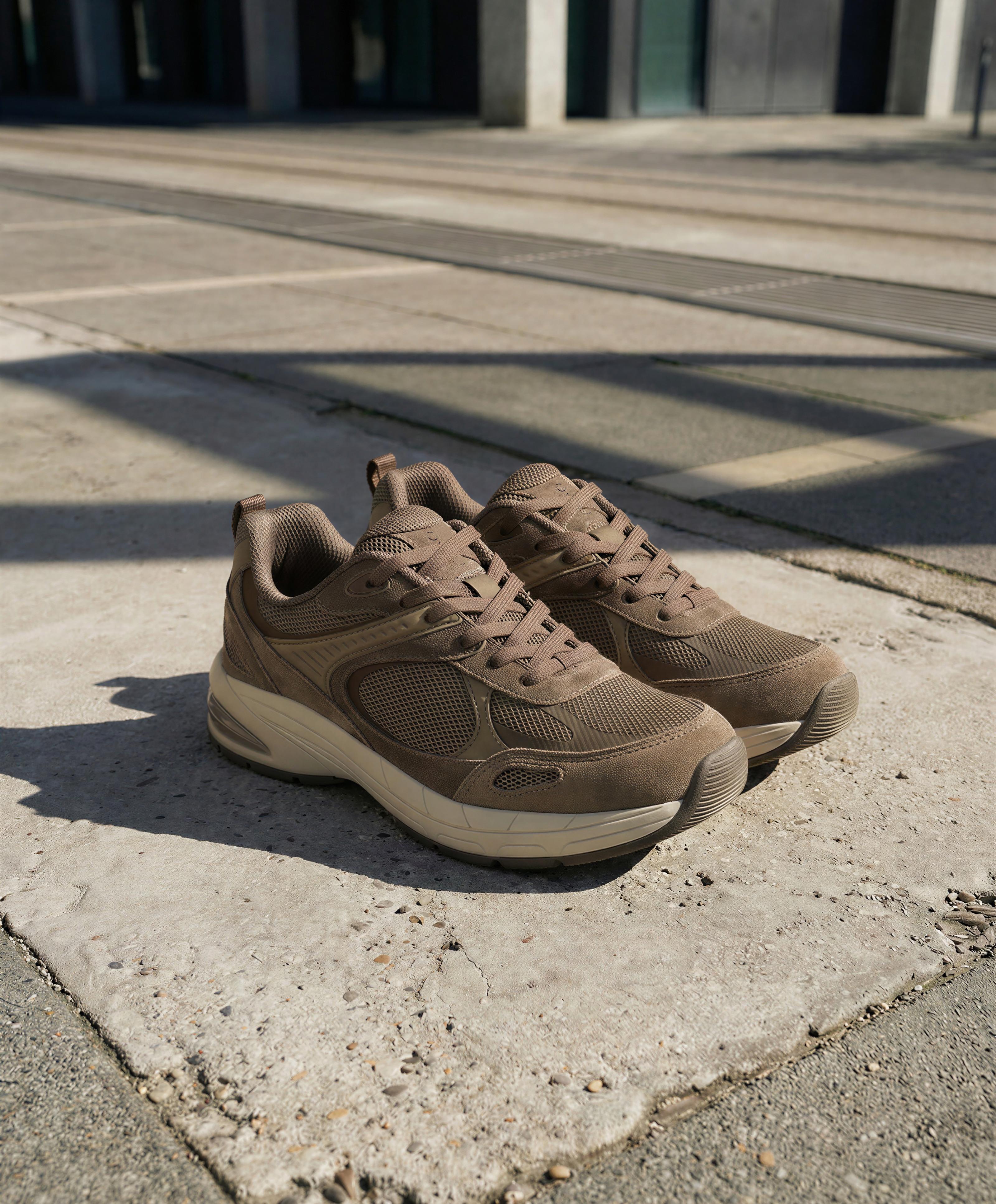Running-style trainers — BROWN