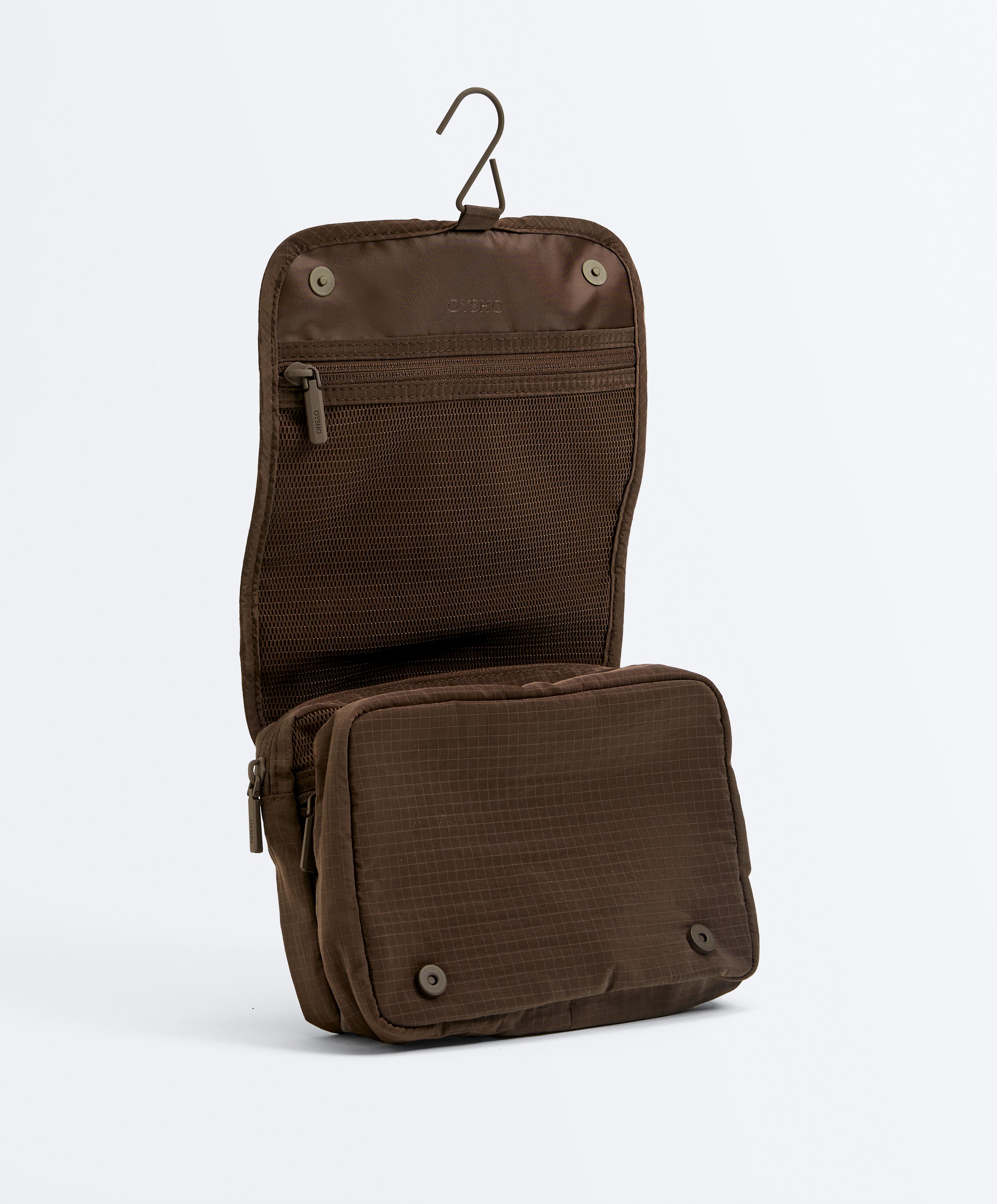Hanging wash bag