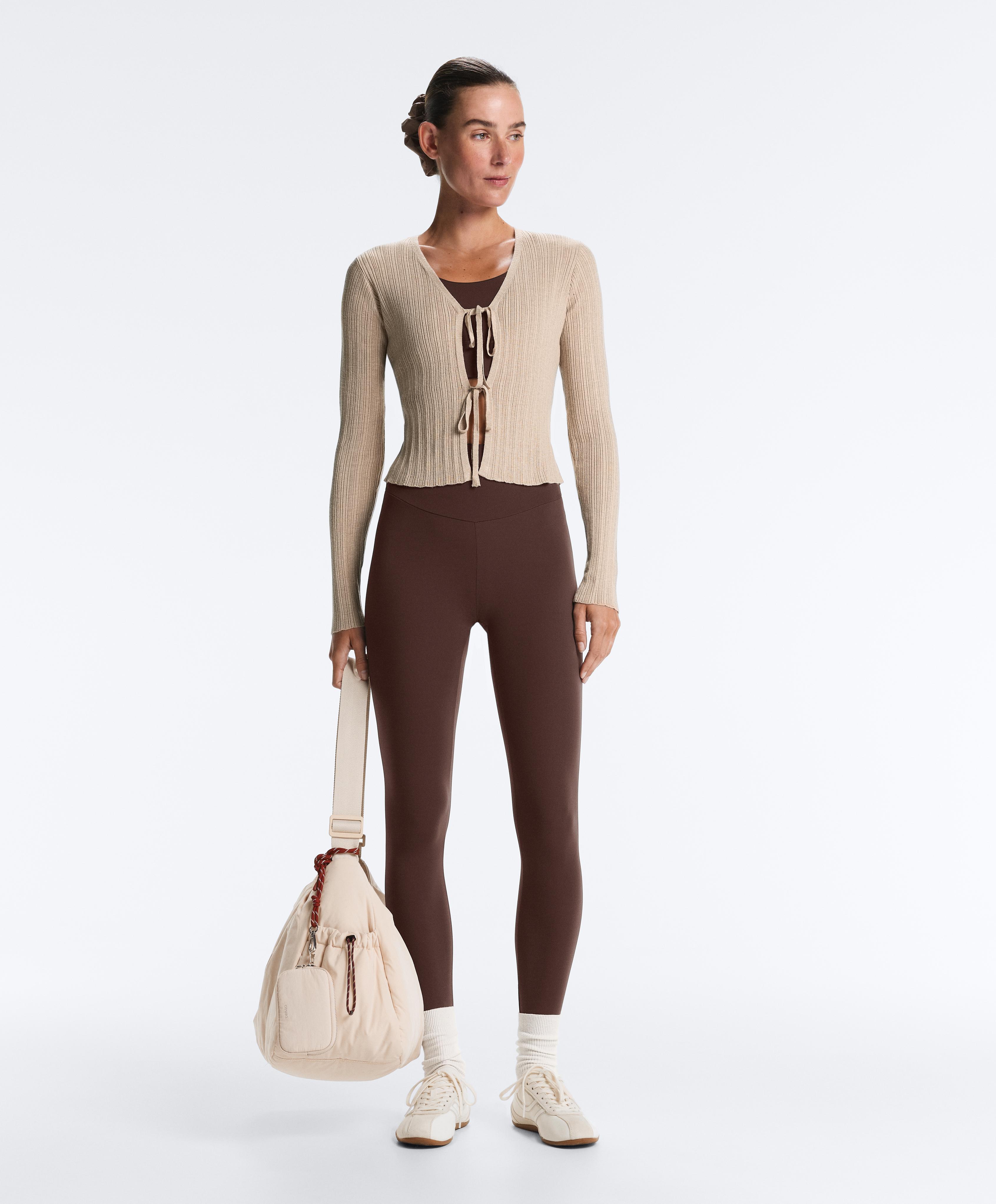 Rib-kootud kardigan lipsuga