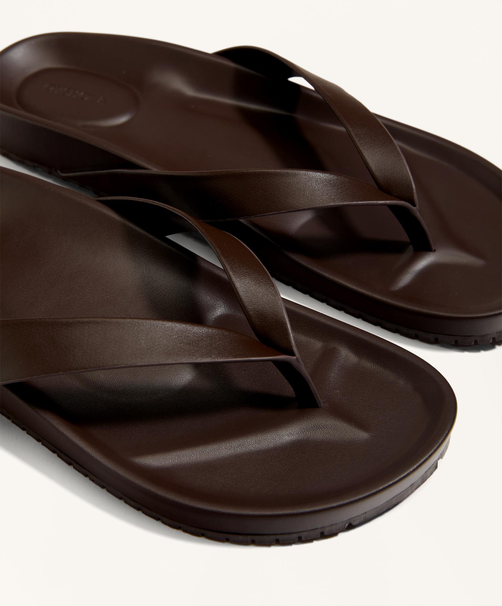 Strappy flat sandal Strappy flat sandal
