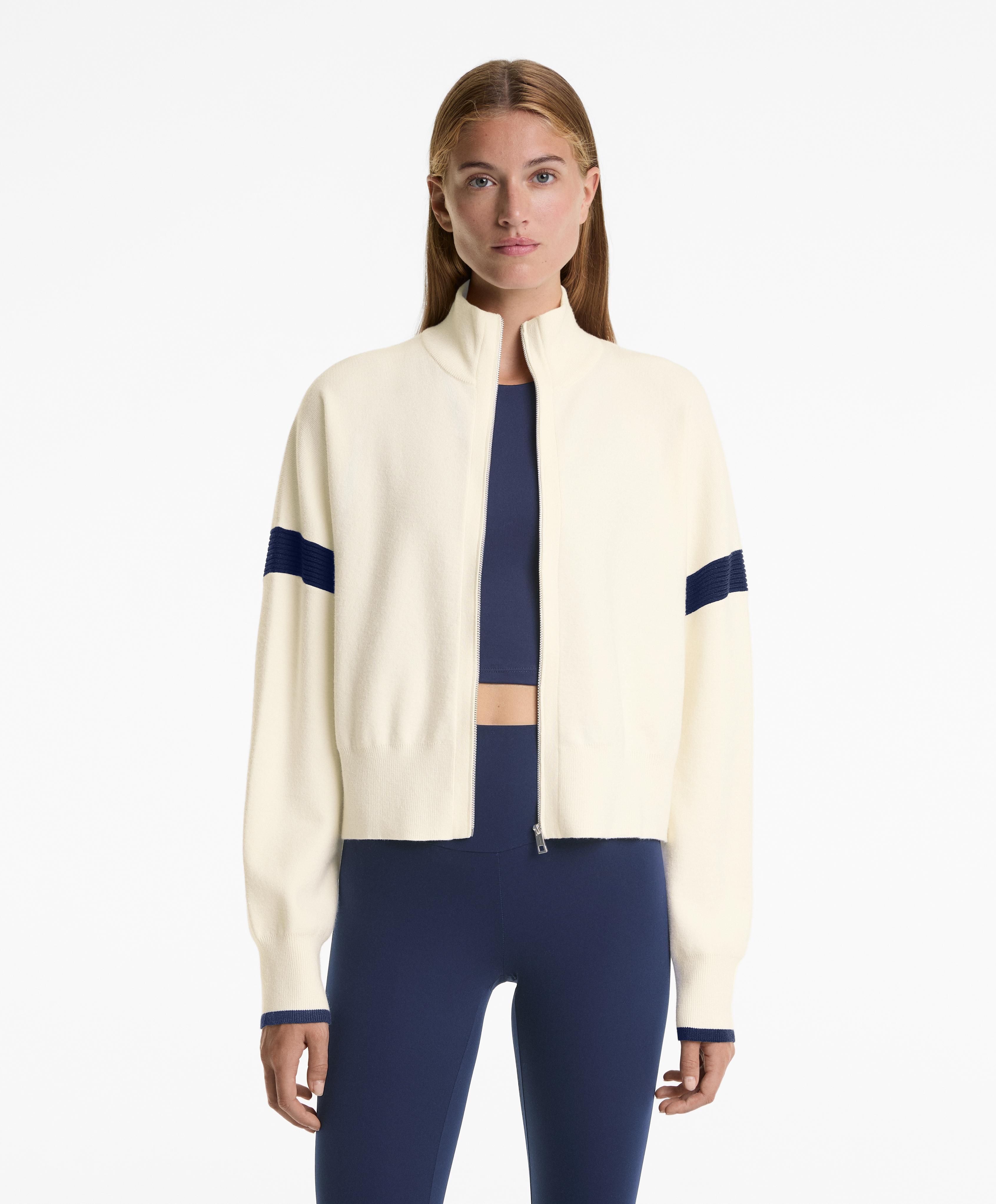 Strickjacke mit Kontrastärmeln