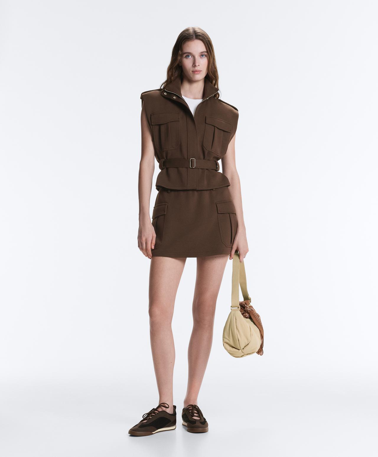 Short piqué skirt with cotton pockets — DARK BROWN