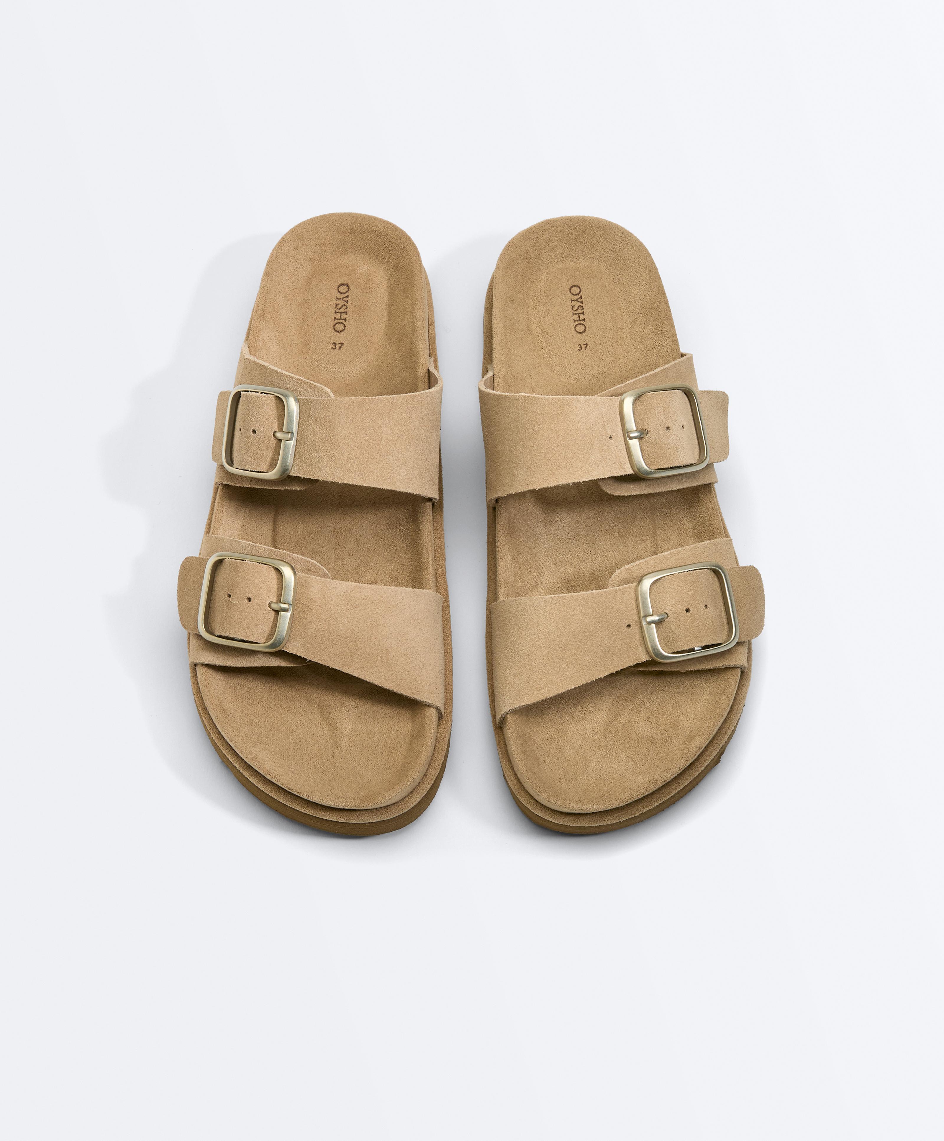 Sandalo con fibbia e zeppa Sandalo con fibbia e zeppa