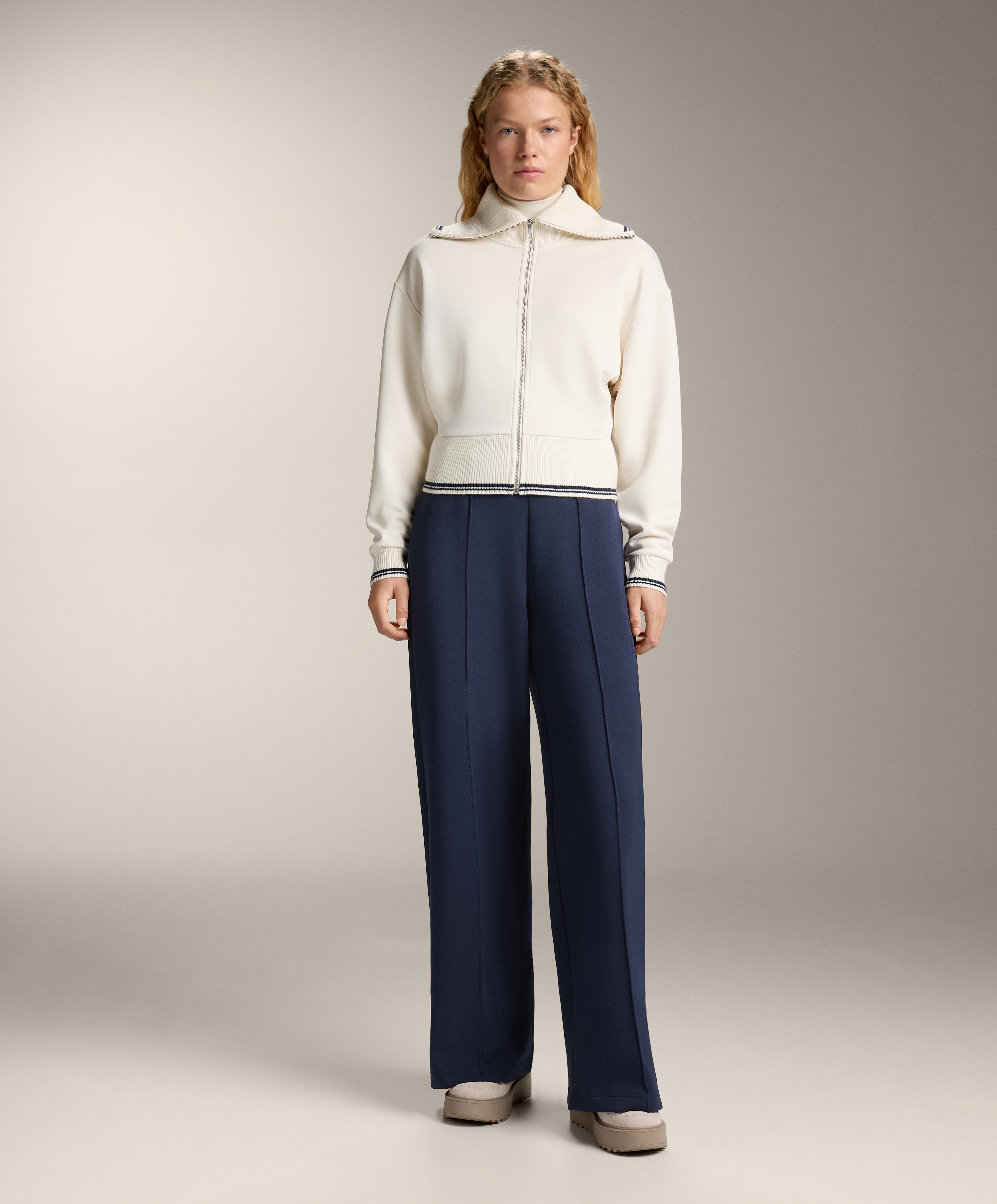 Veste avec finitions en maille et piping contenant du modal