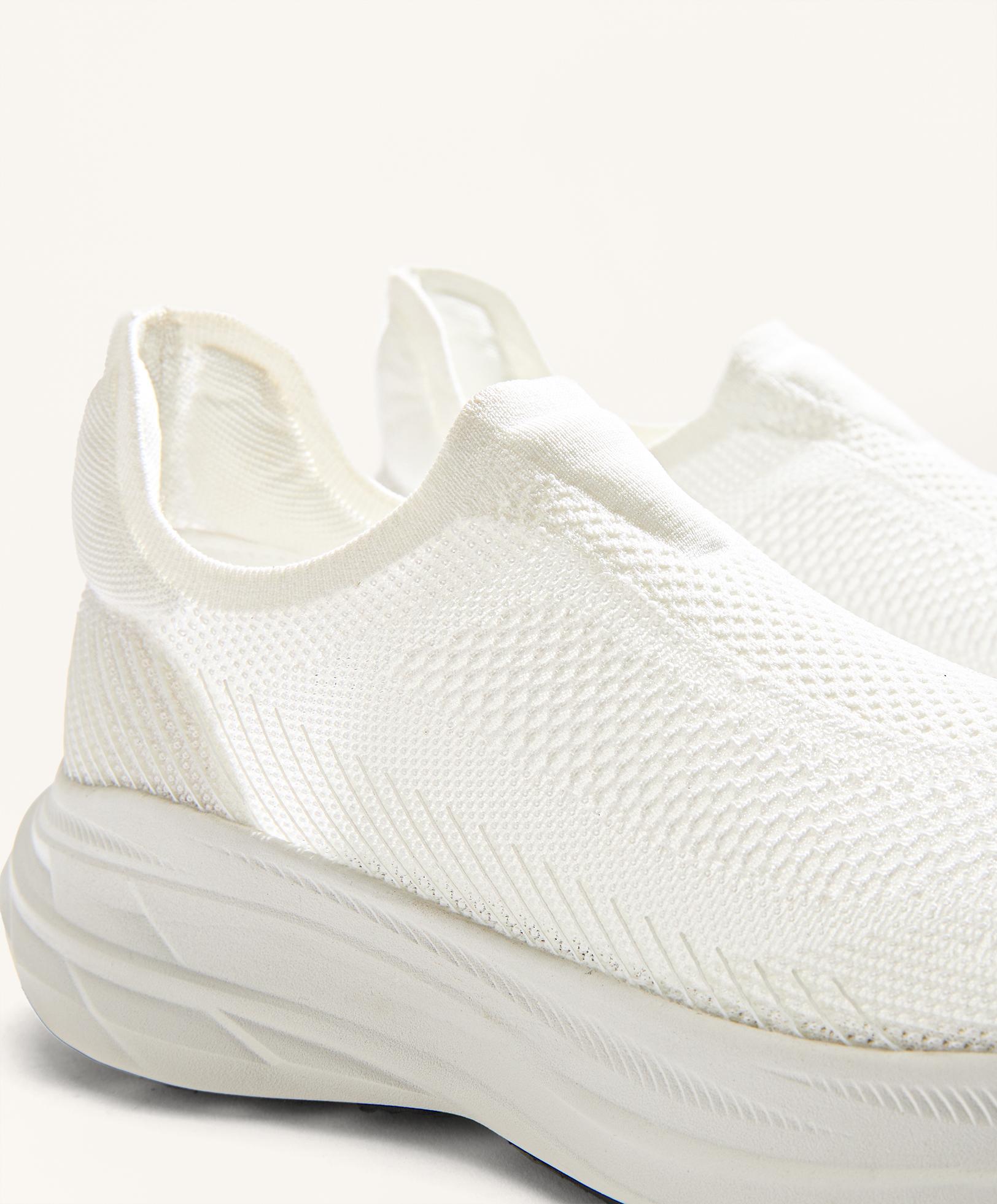Laceless beginners’ running shoes