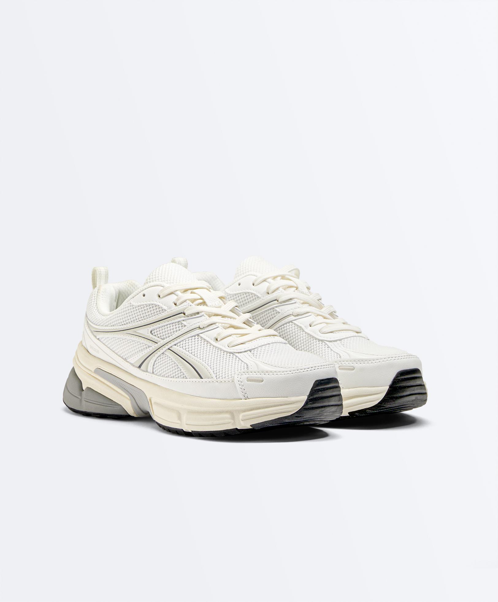 حذاء رياضي طراز جري