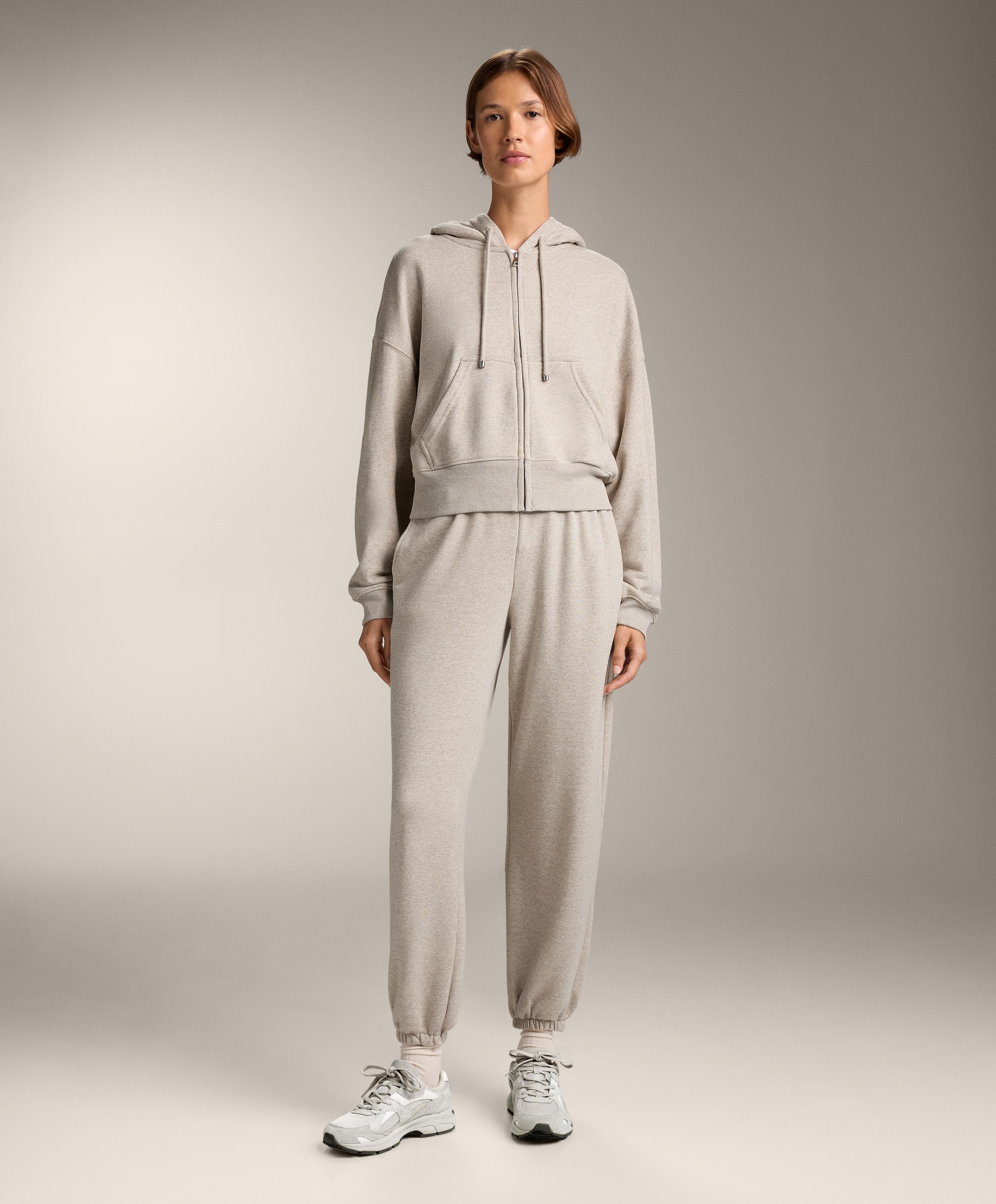 Total look jogger relaxed con algodón crudo