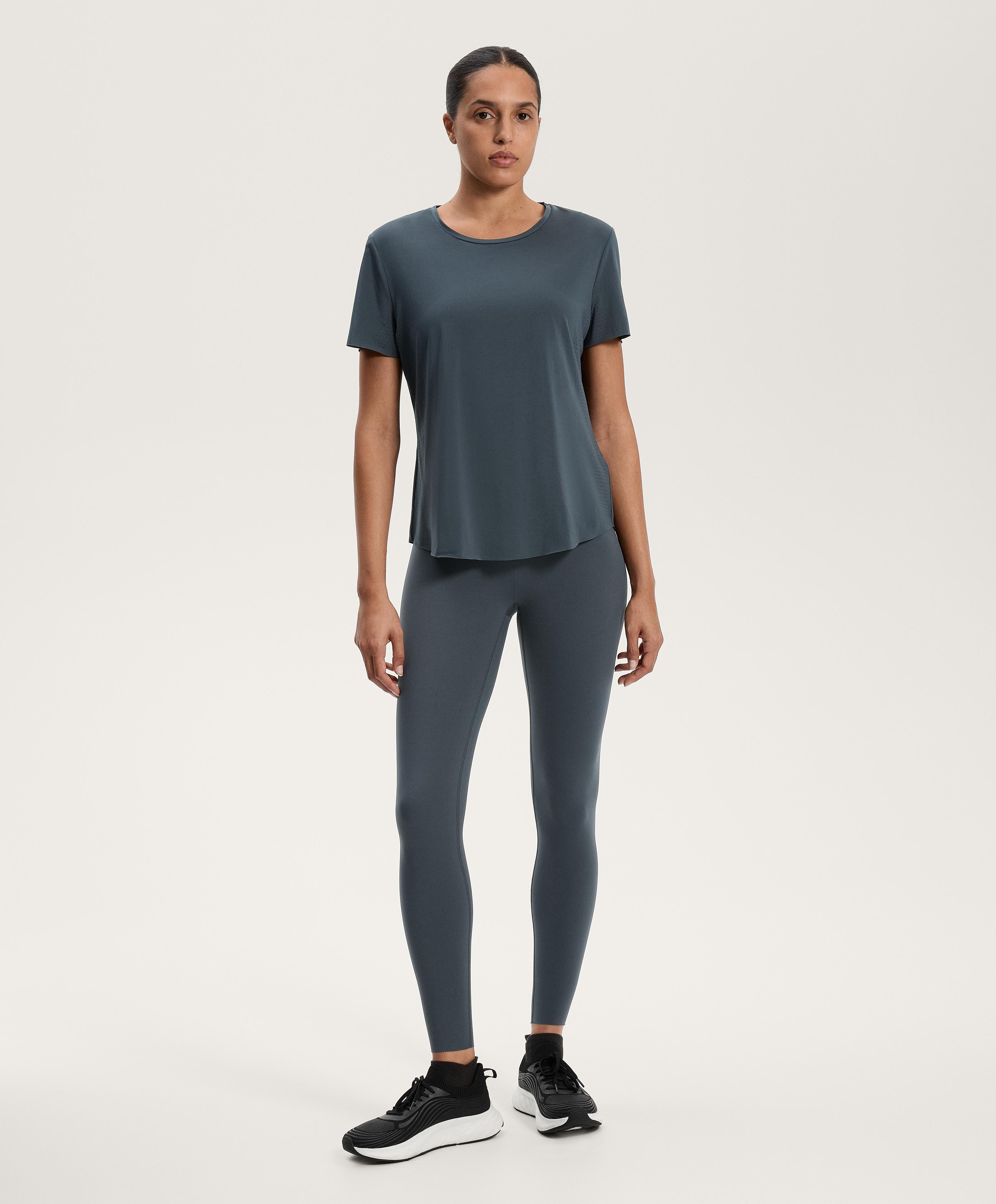 تيشيرت تقني بأكمام قصيرة وثقوب دقيقة - تخفيضات تيشيرت تقني بأكمام قصيرة وثقوب دقيقة - تخفيضات