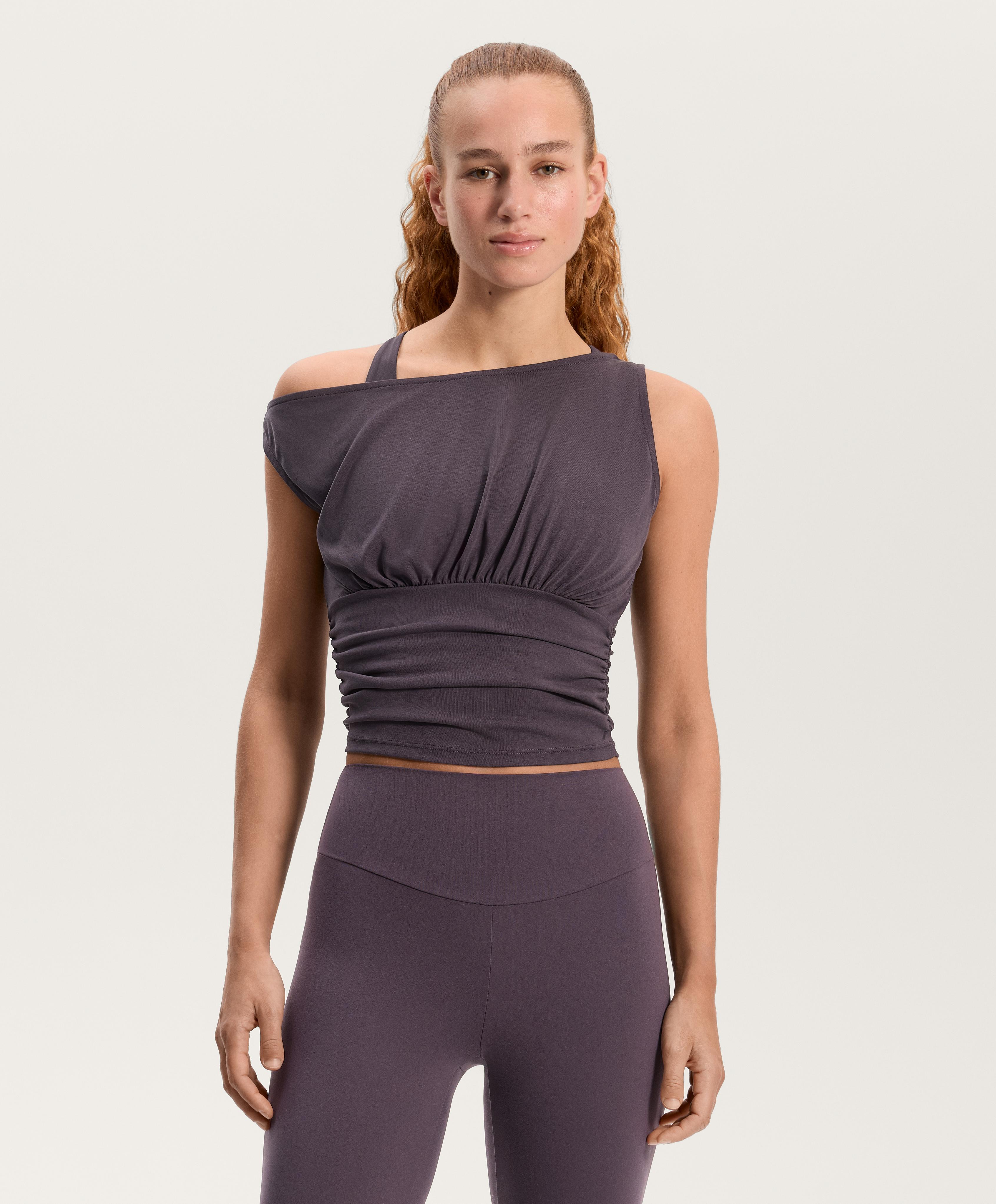 تيشيرت دون أكمام بخصر ضيق