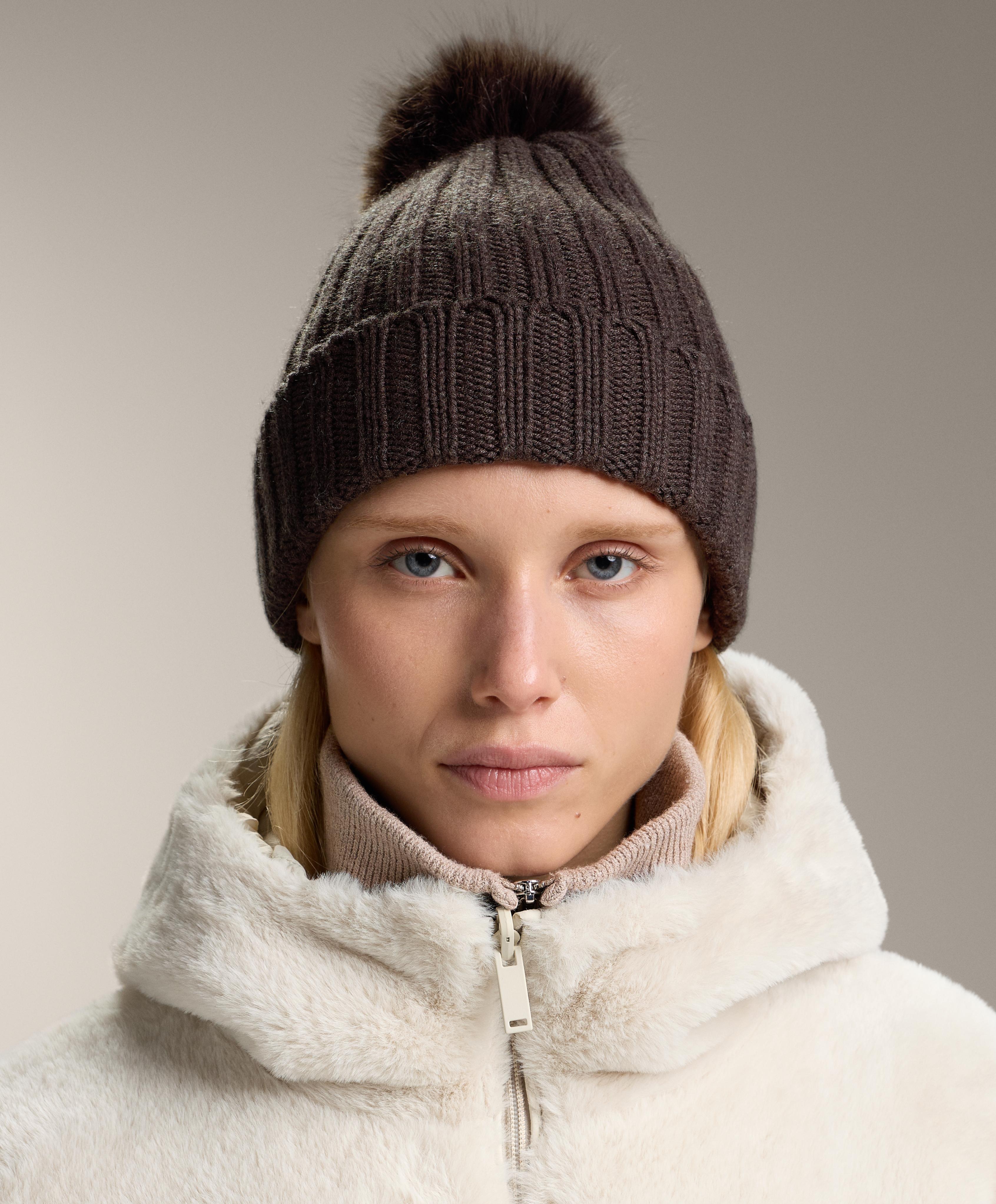 Bonnet en maille avec pompon Bonnet en maille avec pompon