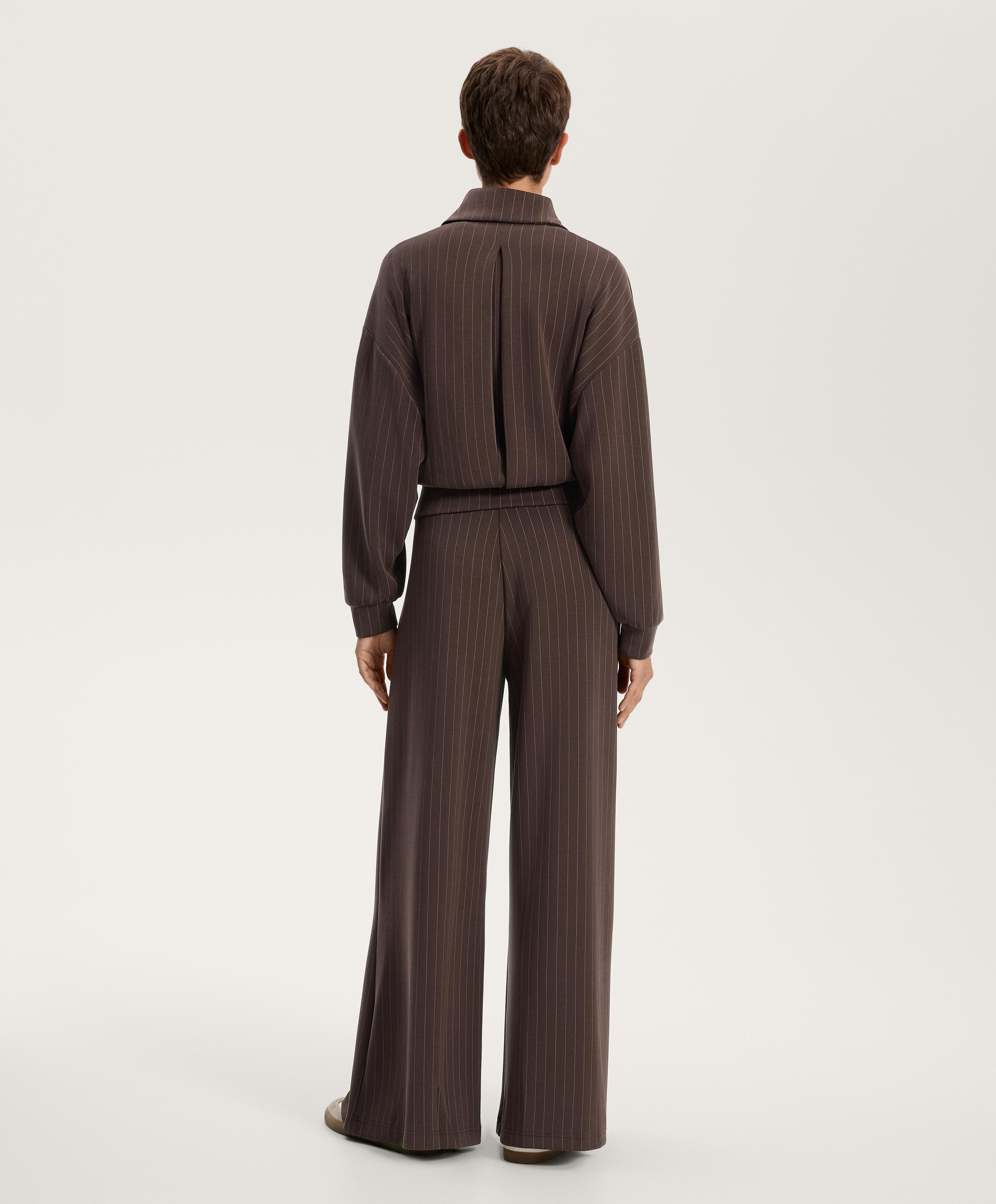 Total look ancho rayas con modal marrón