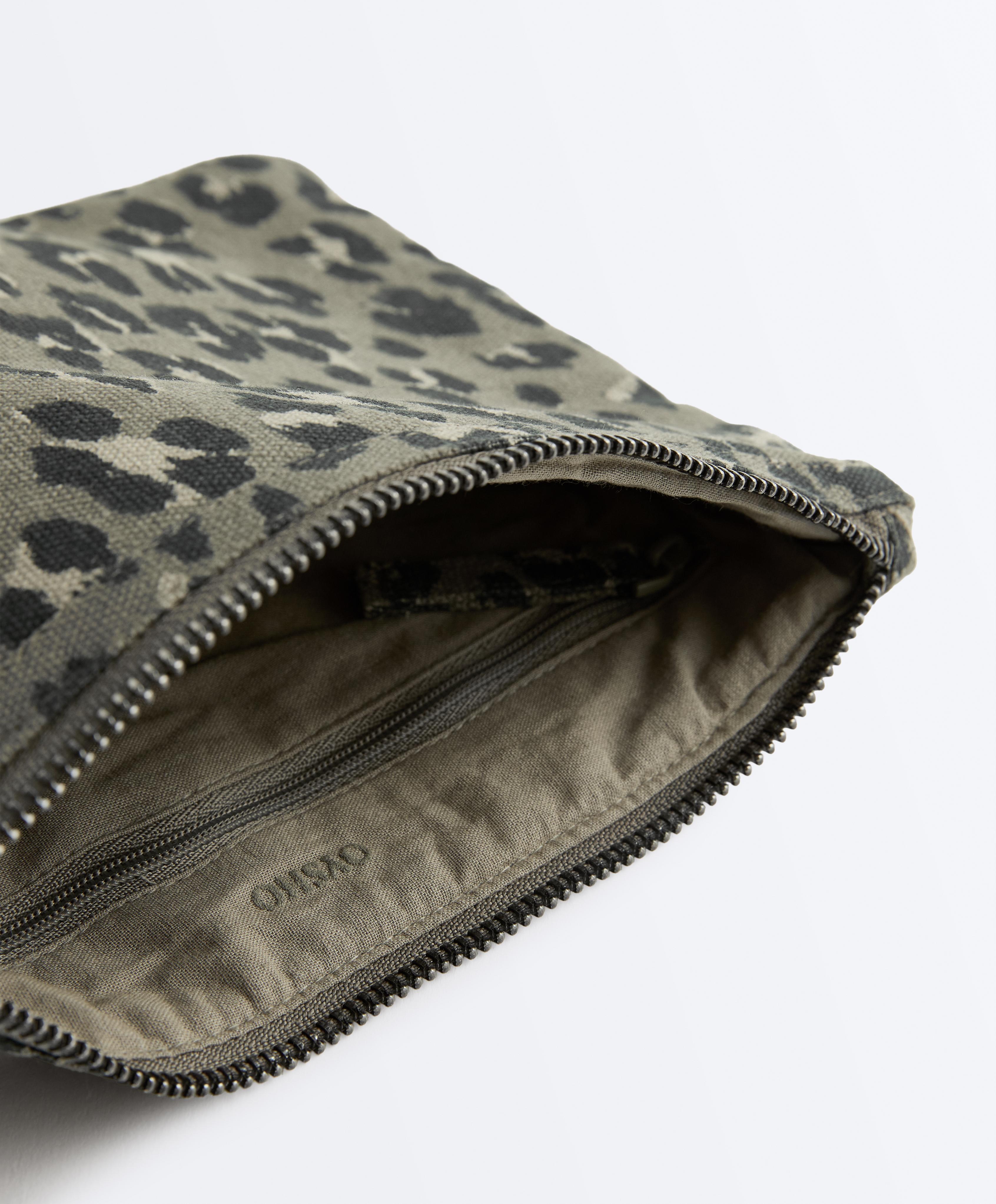 Neceser estampado leopardo Neceser estampado leopardo