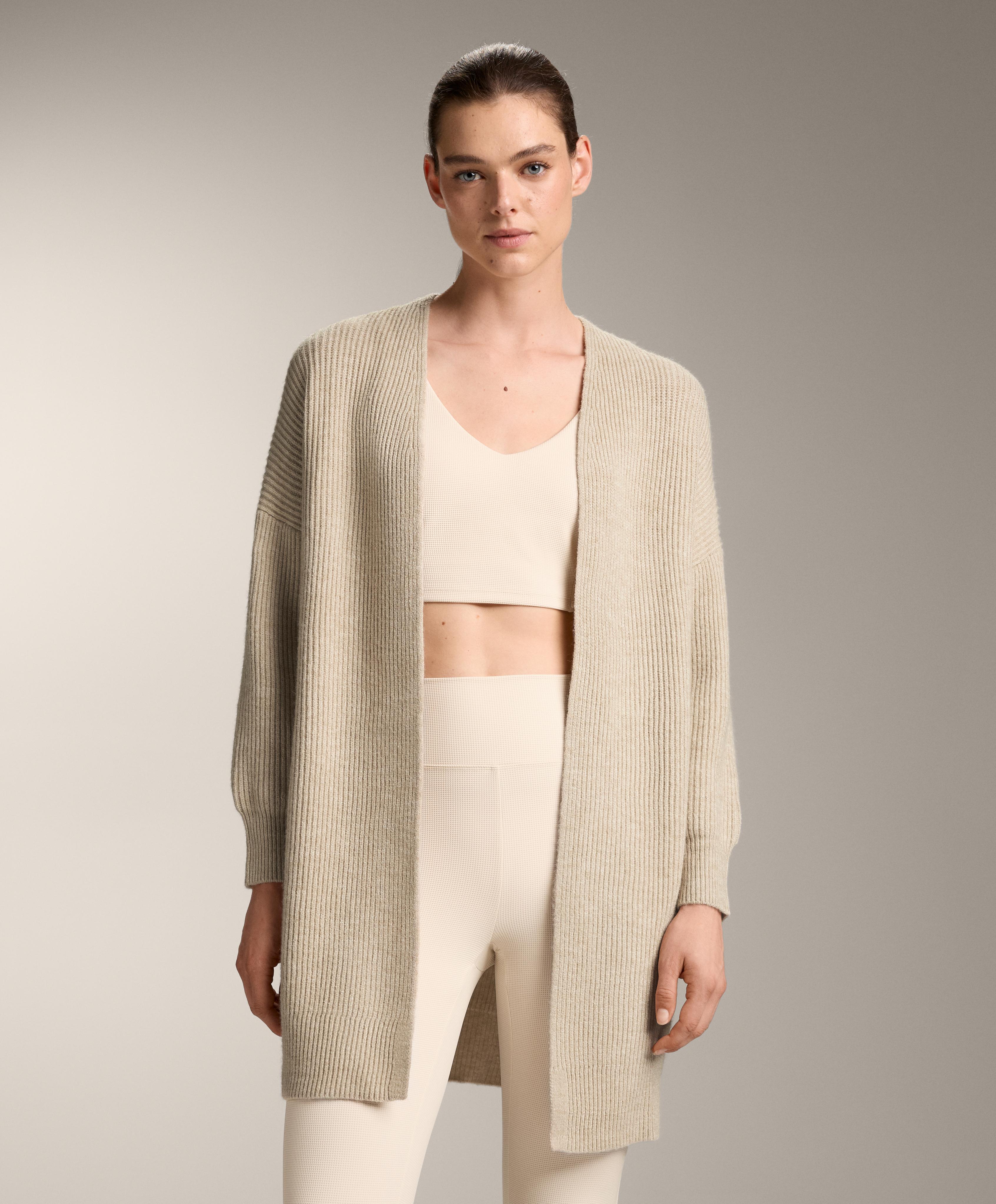 Lang cardigan i strik med ribstruktur Lang cardigan i strik med ribstruktur