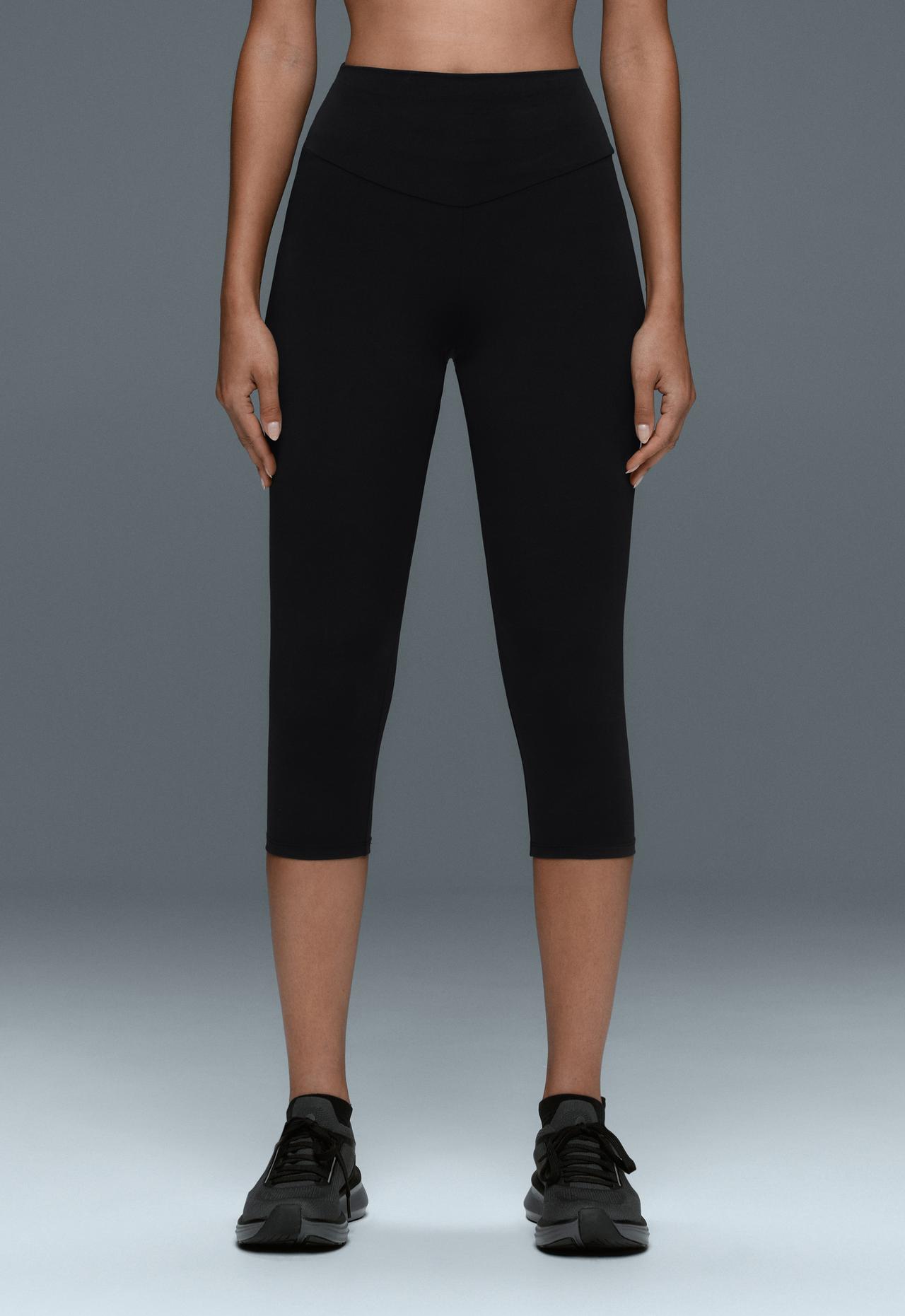 Comfortlux super-high-rise 50cm capri leggings — BLACK