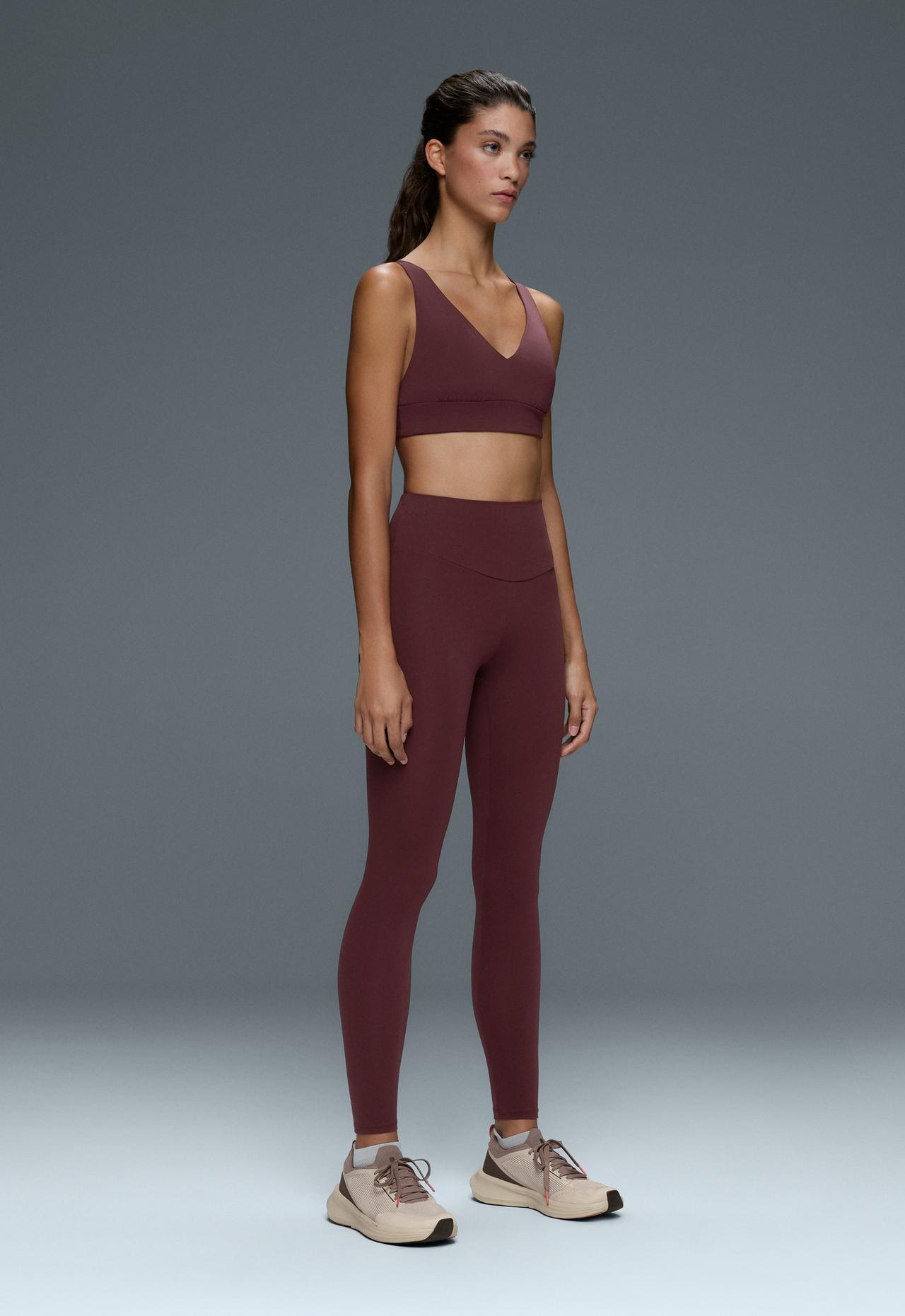 Comfortlux sports bra, medium support, V-neck — BURGUNDY