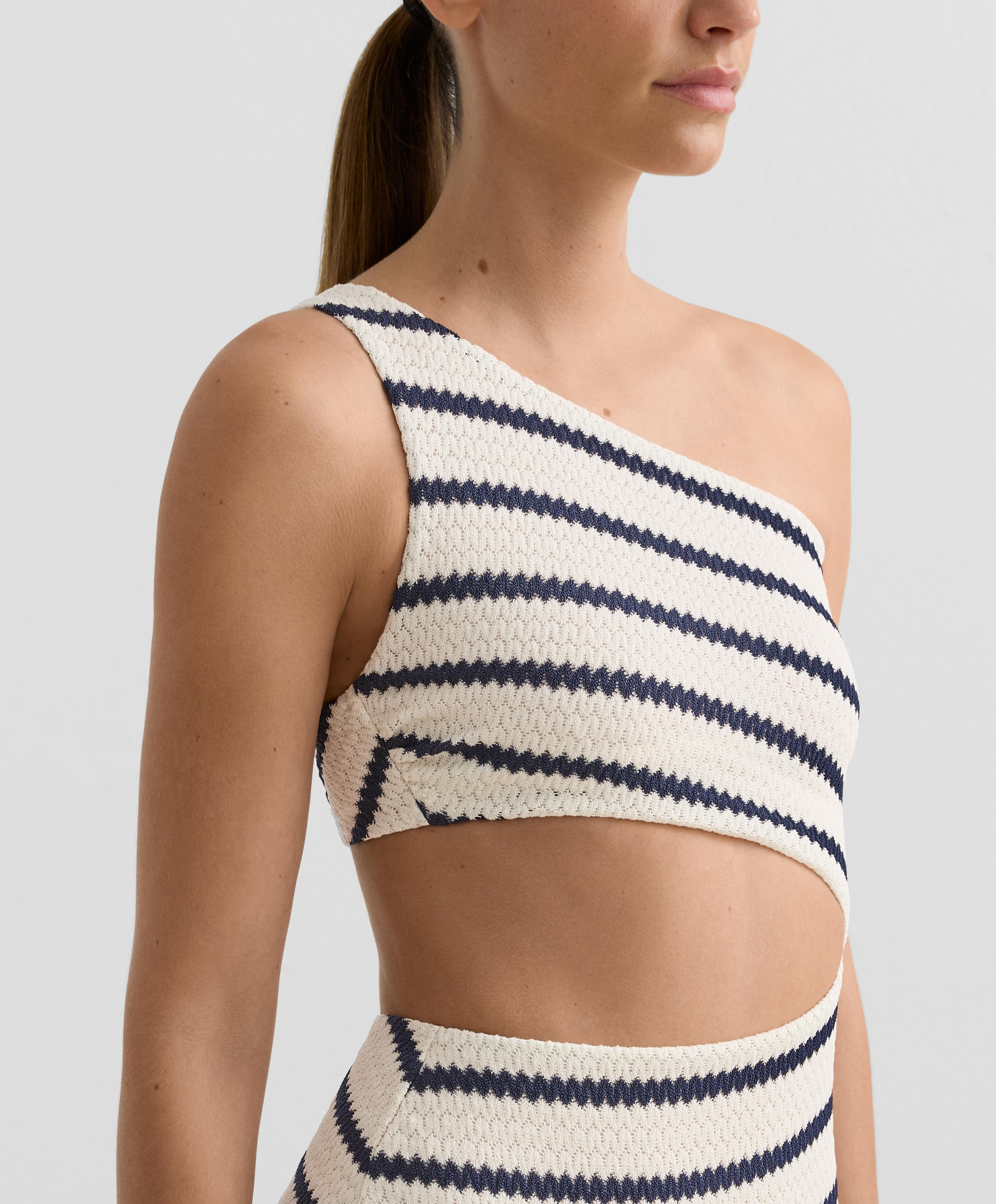 Asymmetrischer Trikini mit Häkelstreifen