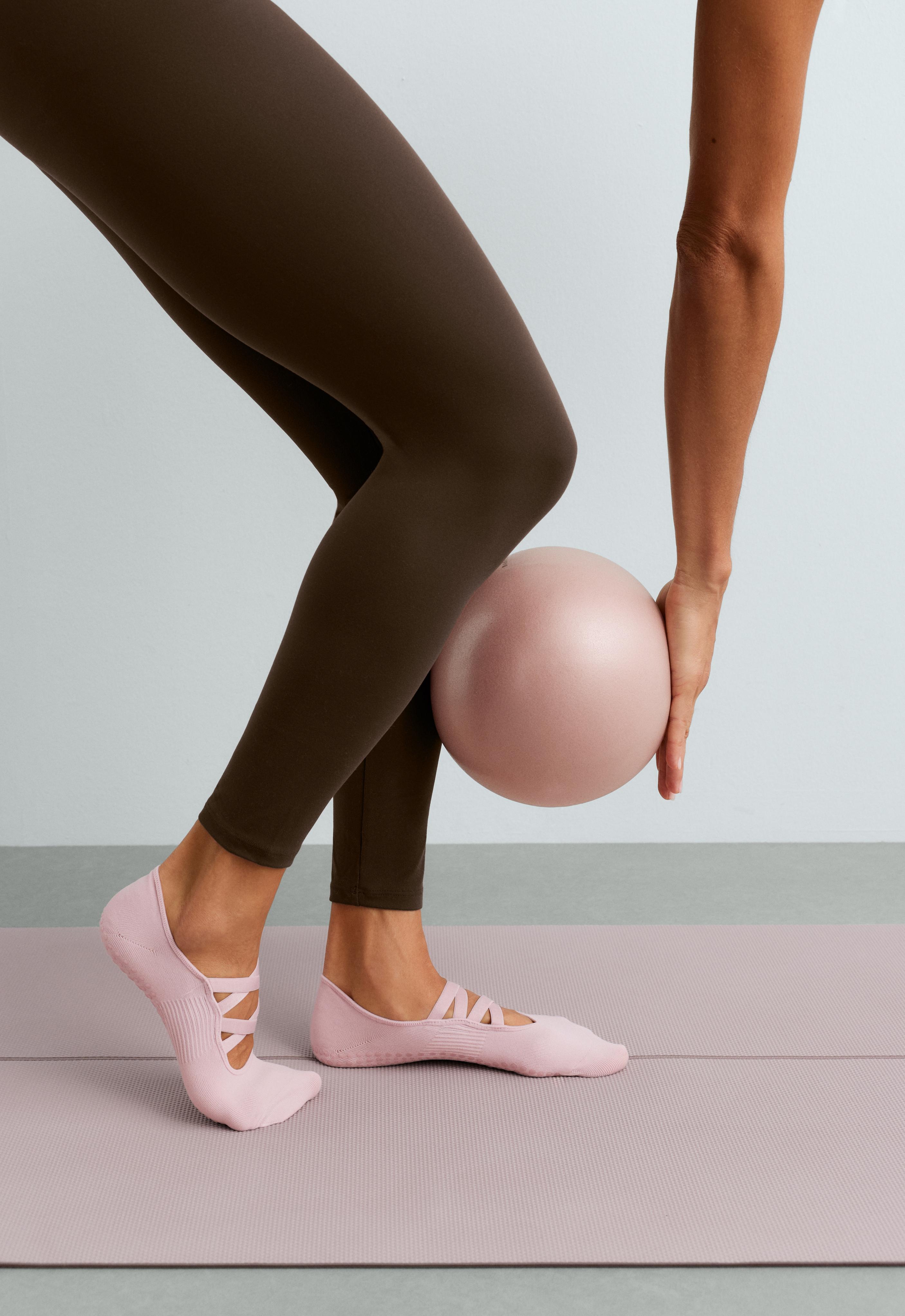 2 pairs of polyamide blend invisible yoga and Pilates socks with double straps — PALE PINK