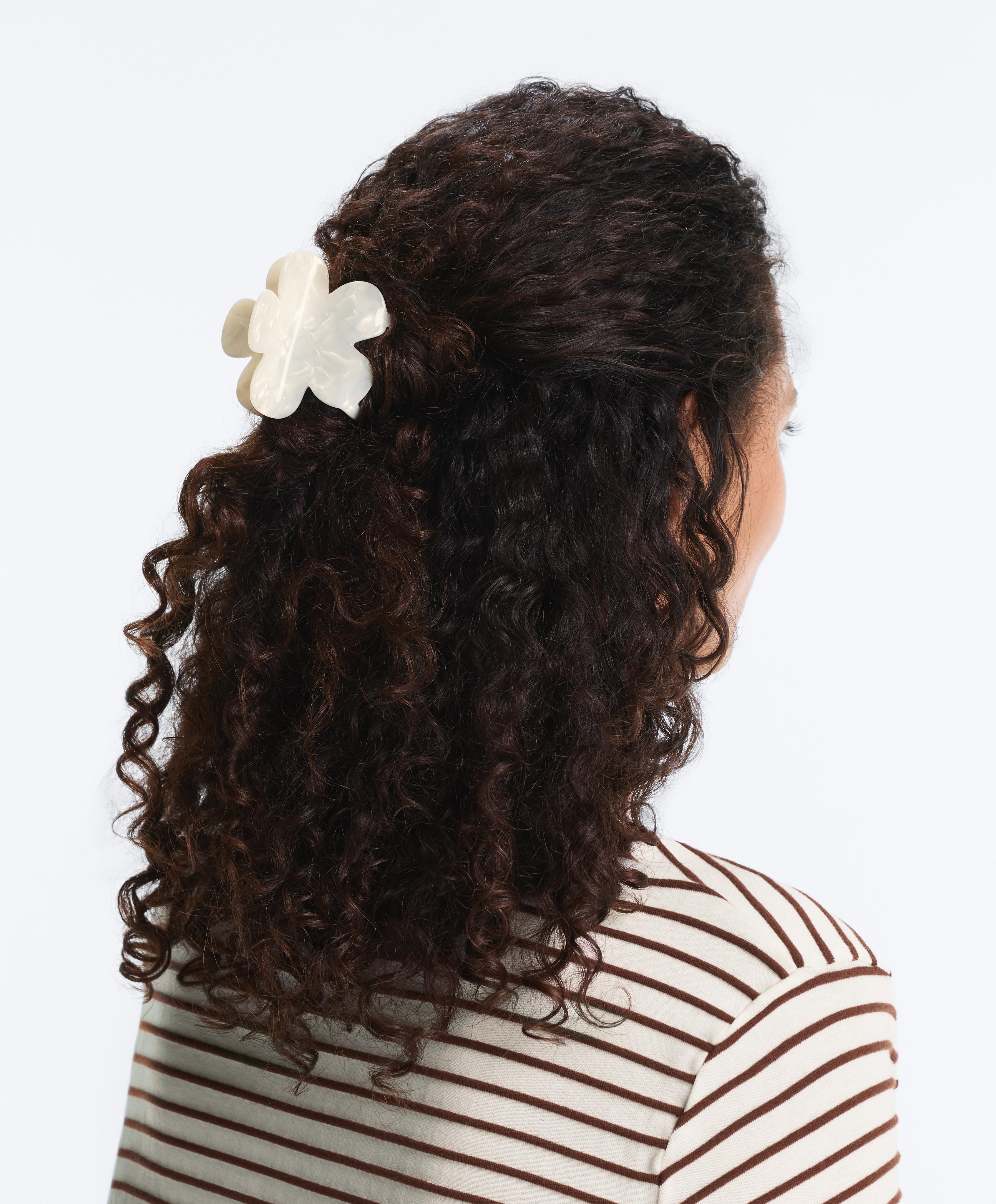 مشبك شعر صغير بتصميم زهرة وتأثير صدفي