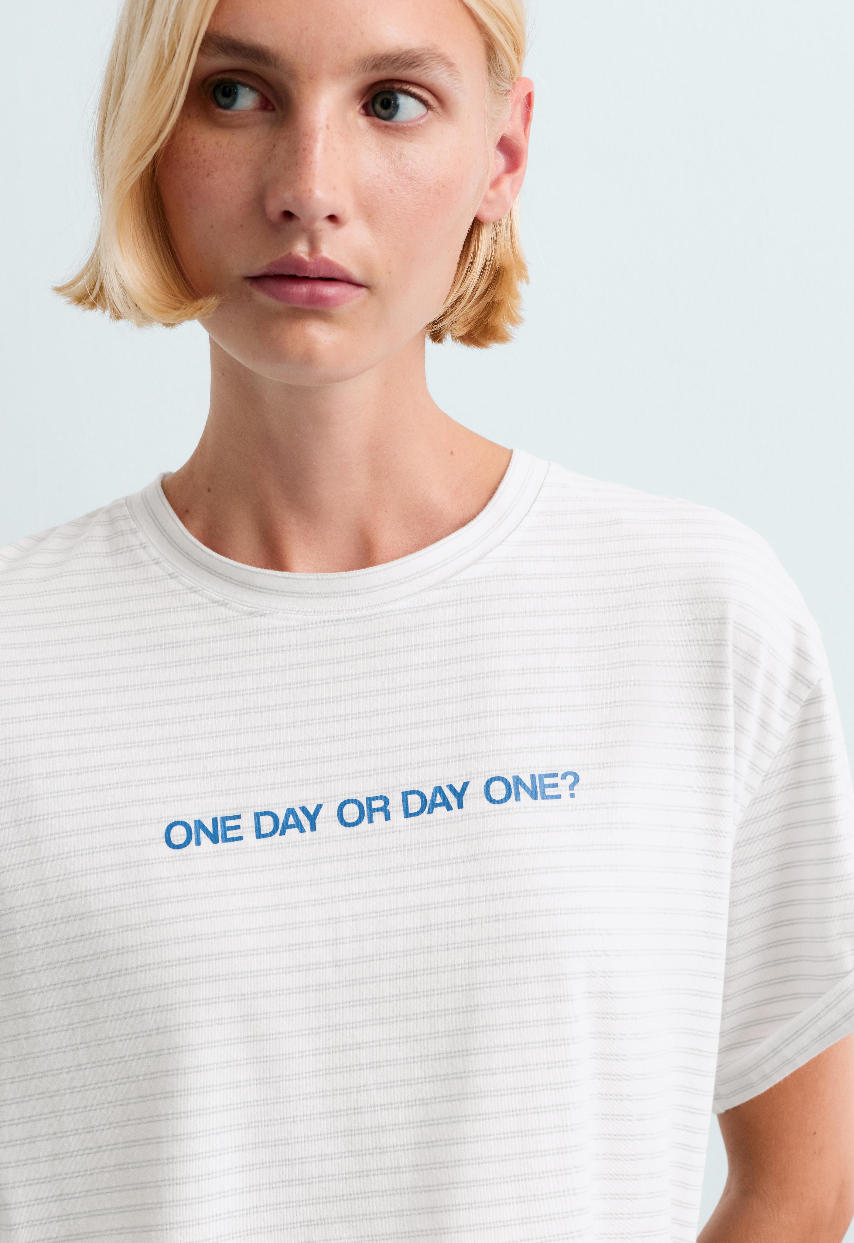Boxy-T-Shirt mit Schriftzug