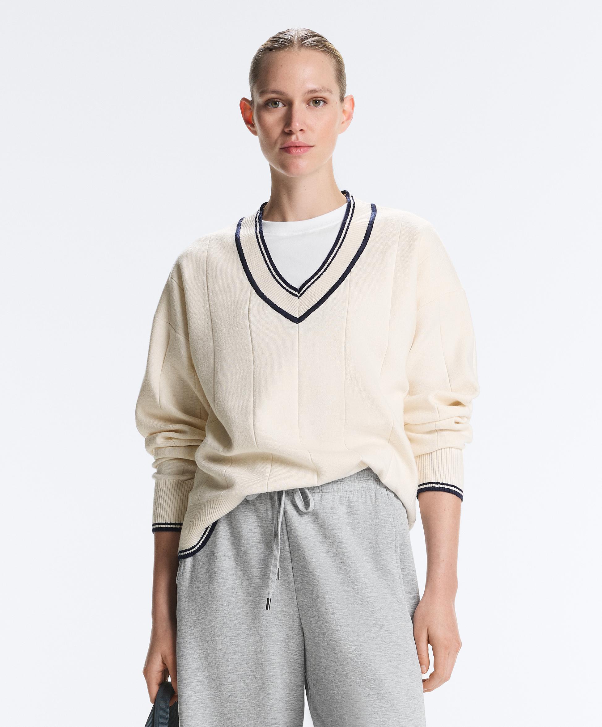 Contrast V-neck knit jumper Contrast V-neck knit jumper